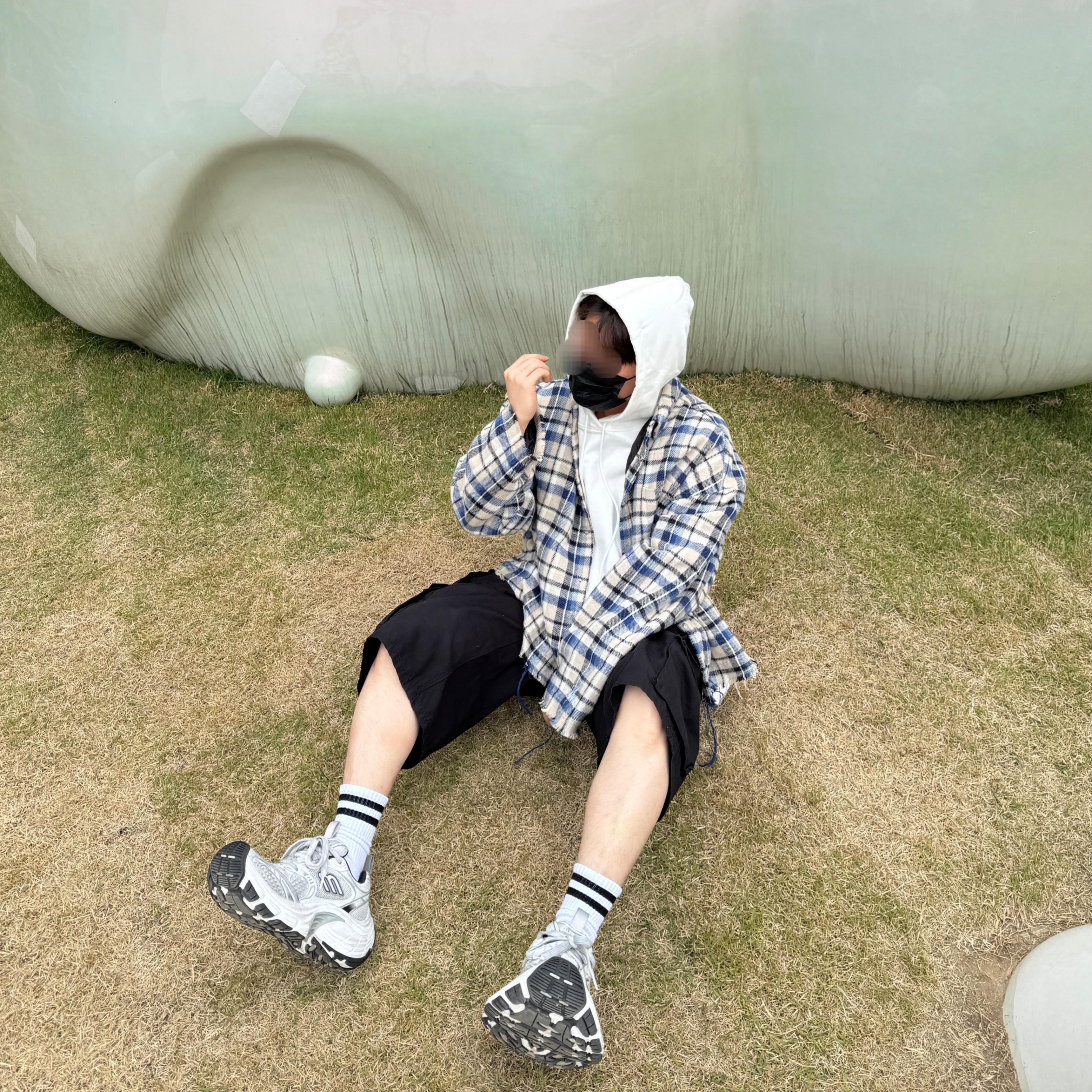 Balenciaga 10XL Sneakers White Grey Silver Black 착용 스타일 - 2