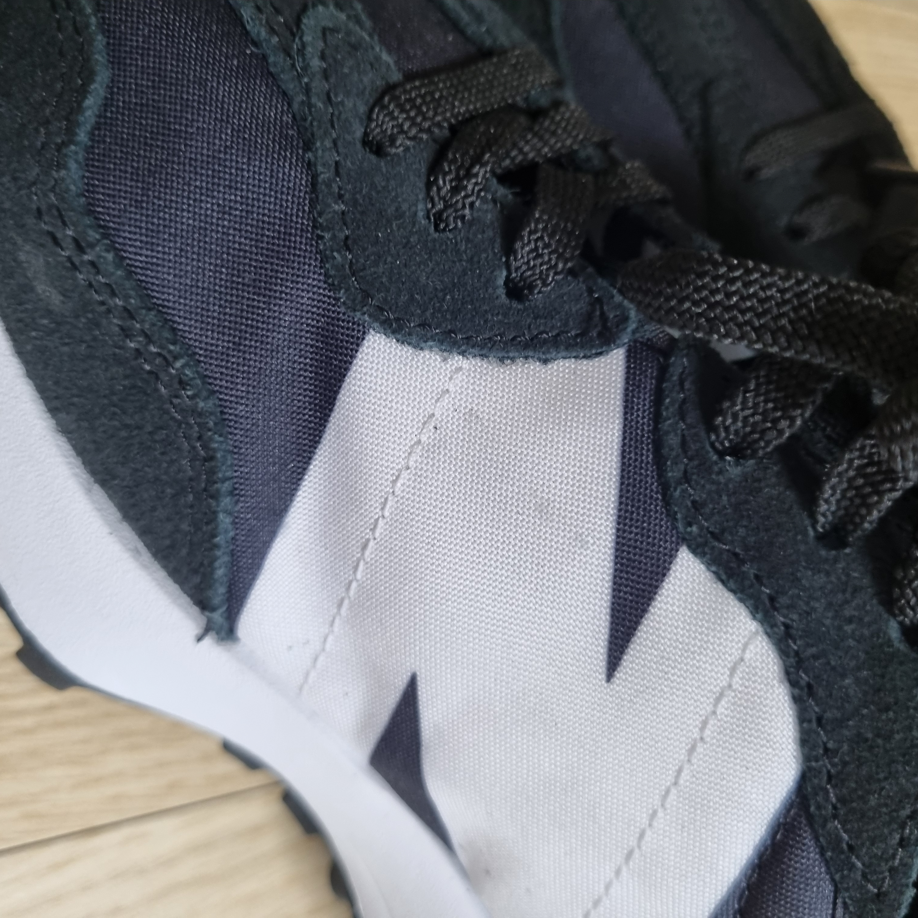 New Balance 327 Black 착용 스타일 - 1