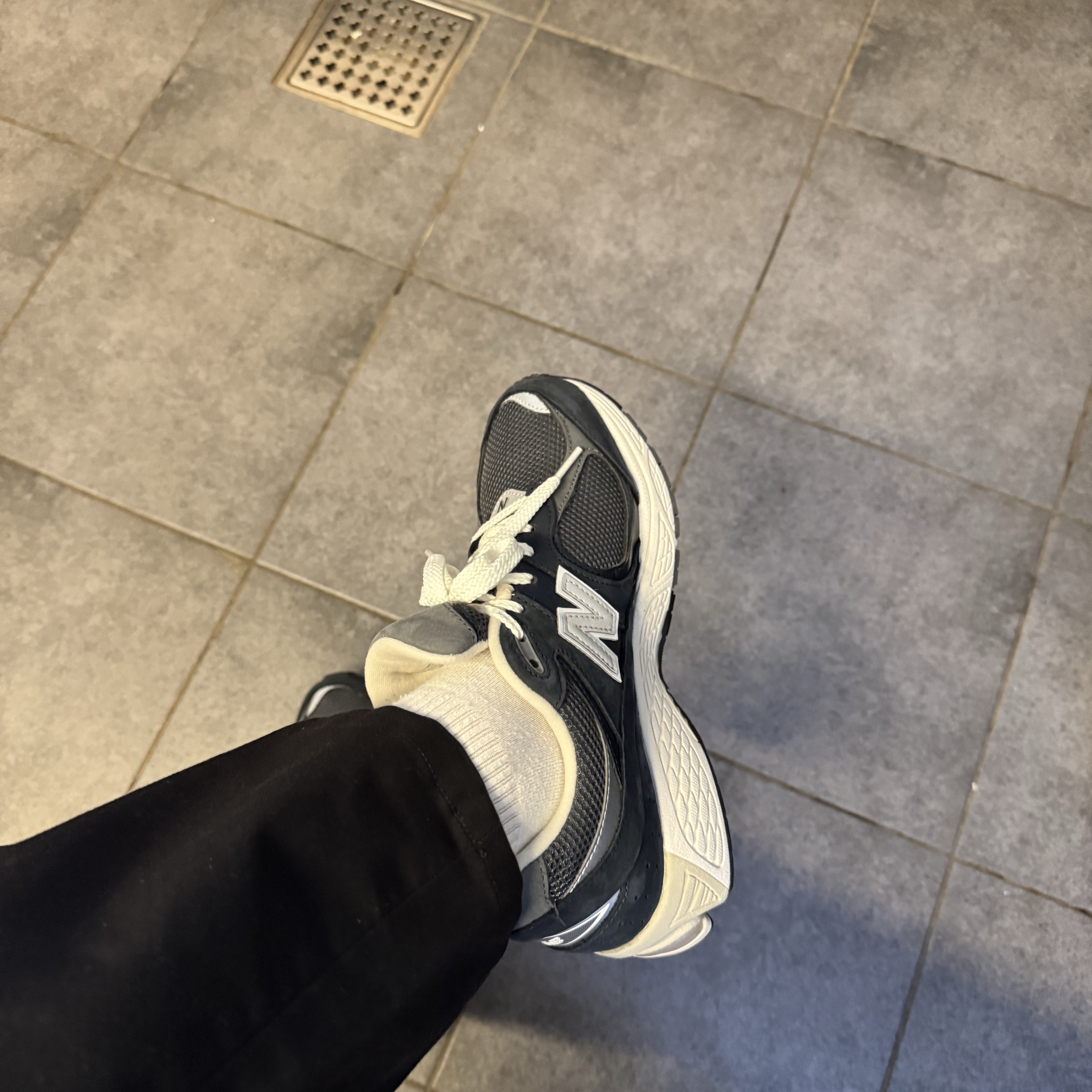 New Balance 2002R Premium Vintage Navy Grey 착용 스타일