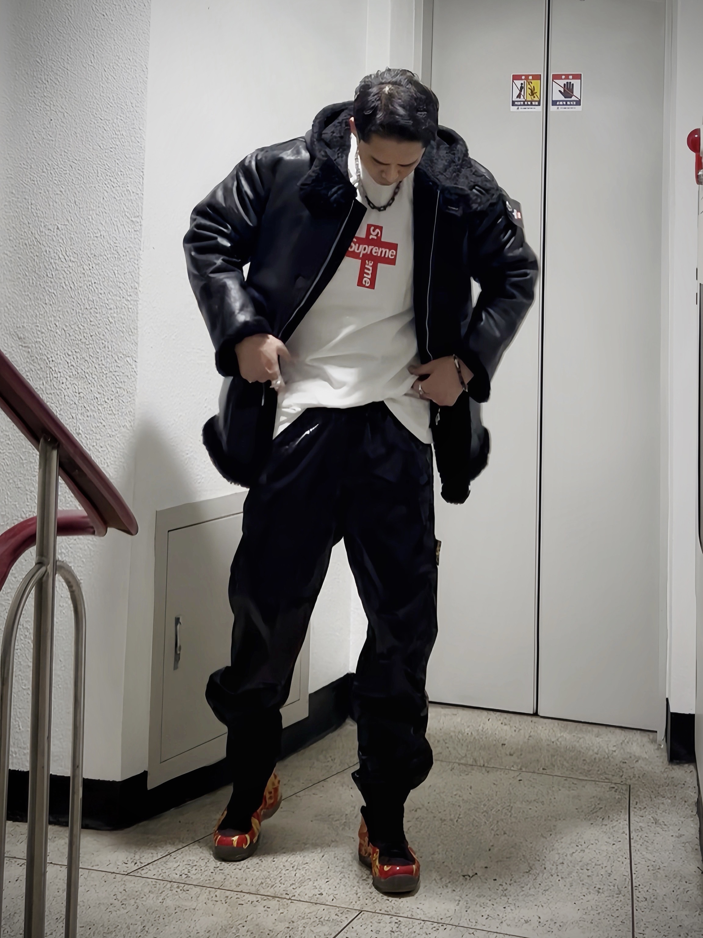 Supreme Cross Box Logo T-Shirt White - 20FW, Supreme x Stone Island Hand-Painted Hooded Shearling Jacket Black - 20FW 착용 스타일 - 4