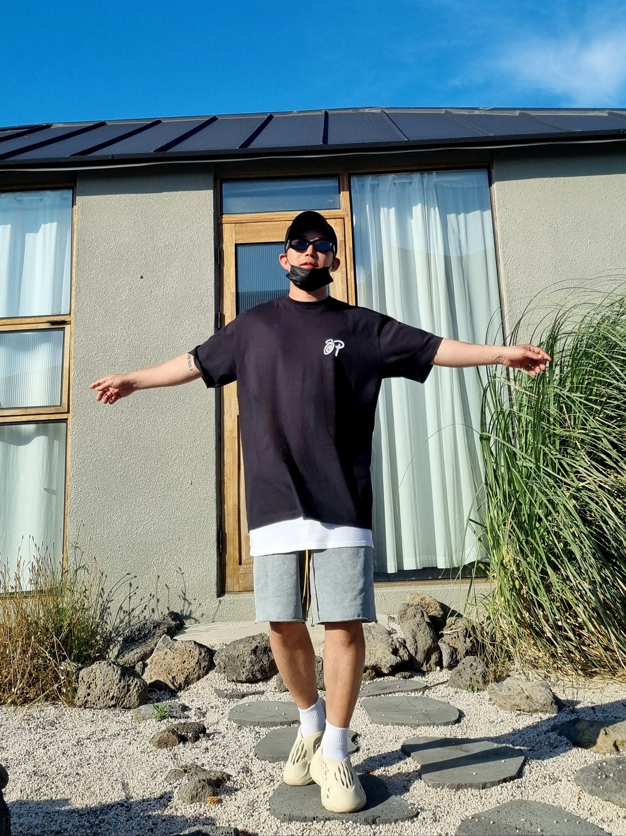 Stussy x Patta Sound Connection T-Shirt Black, Adidas Yeezy Foam RNNR Sand 착용 스타일