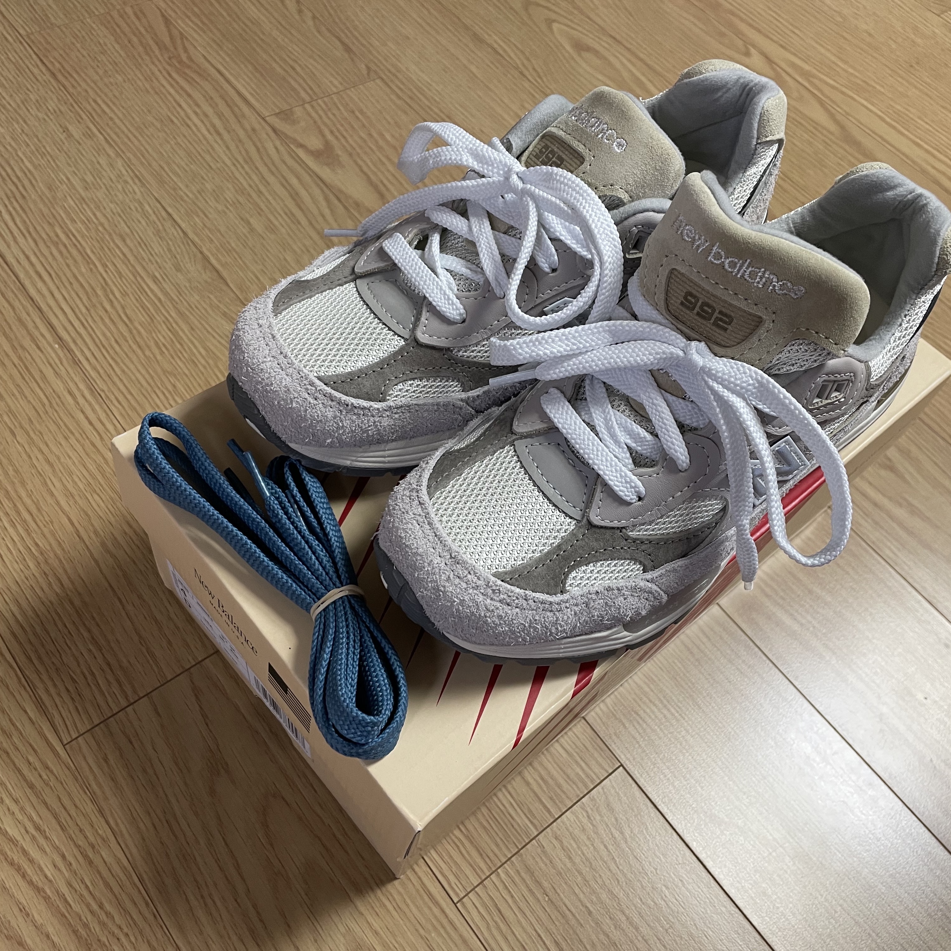 New Balance 992 Made in USA Moonrock Mushroom 착용 스타일 - 2