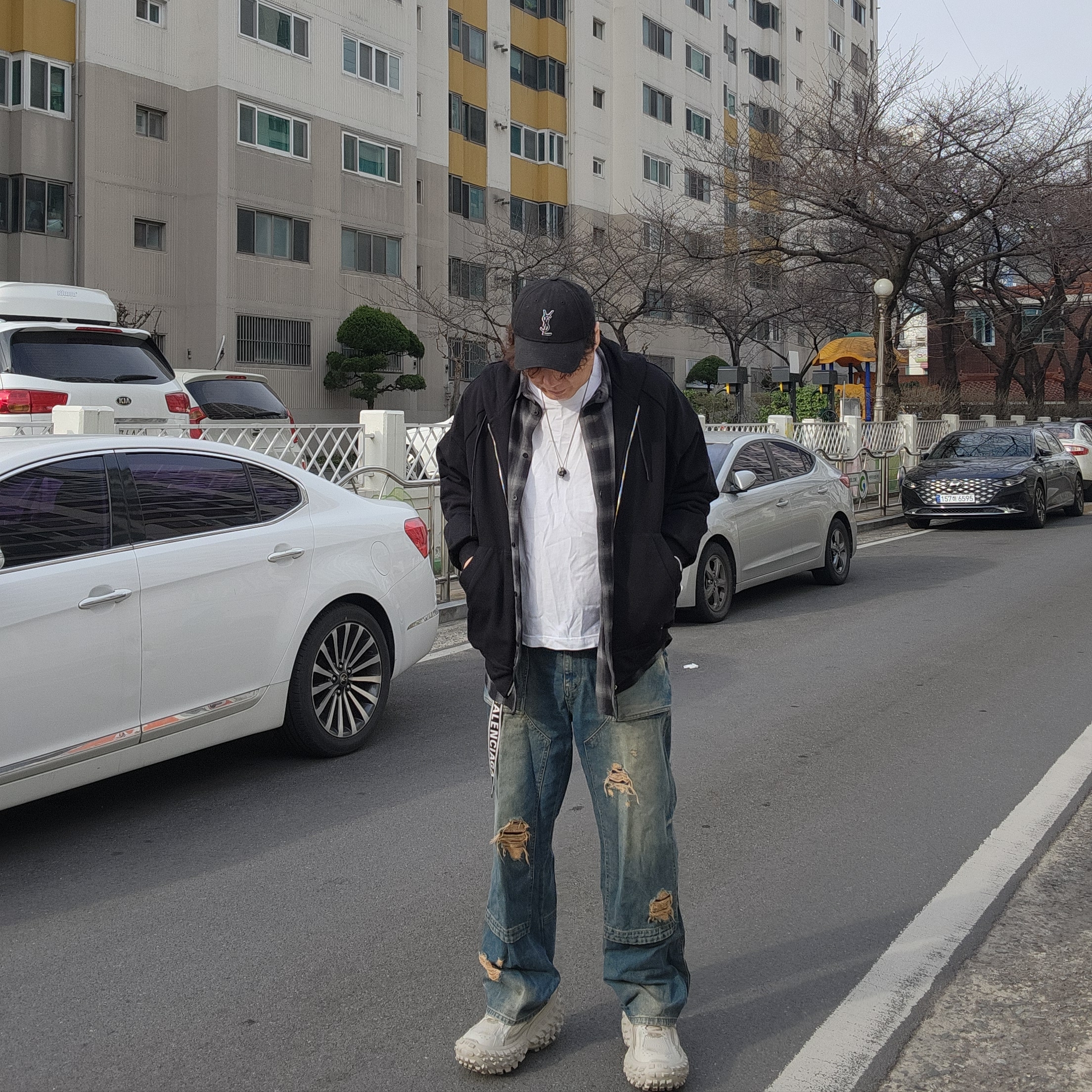 Balenciaga Defender Sneakers Beige 착용 스타일 - 1