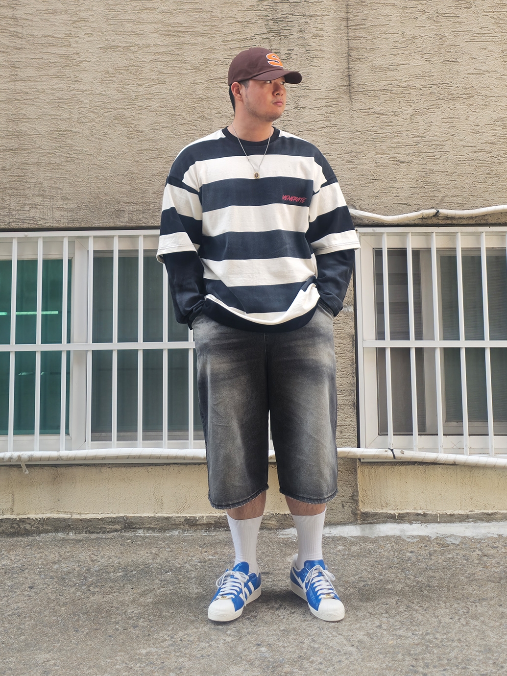 Adidas x BAPE Superstar Vintage Blue Cloud White 착용 스타일 - 2