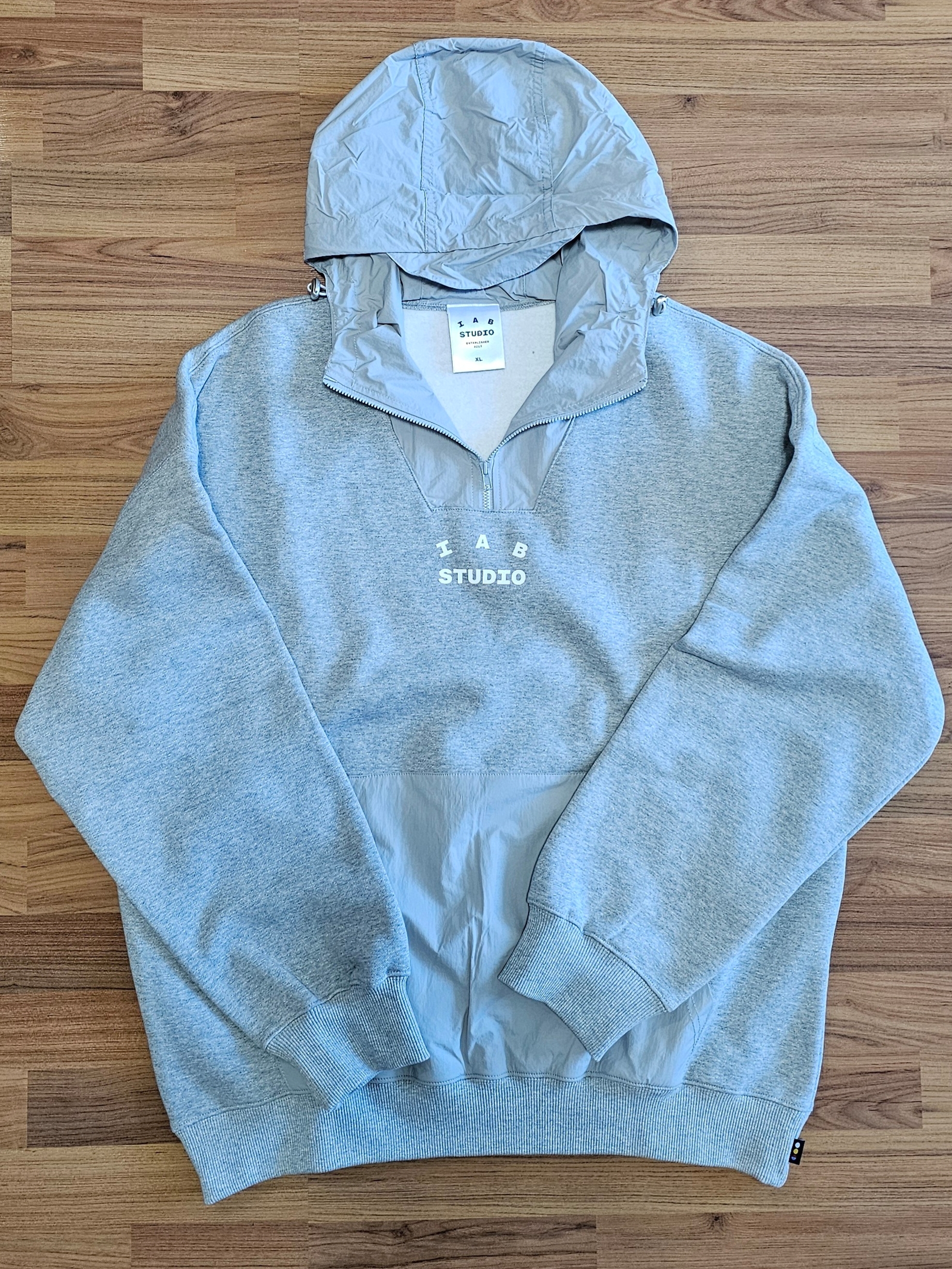 IAB Studio Woven Hoodie Gray White 착용 스타일