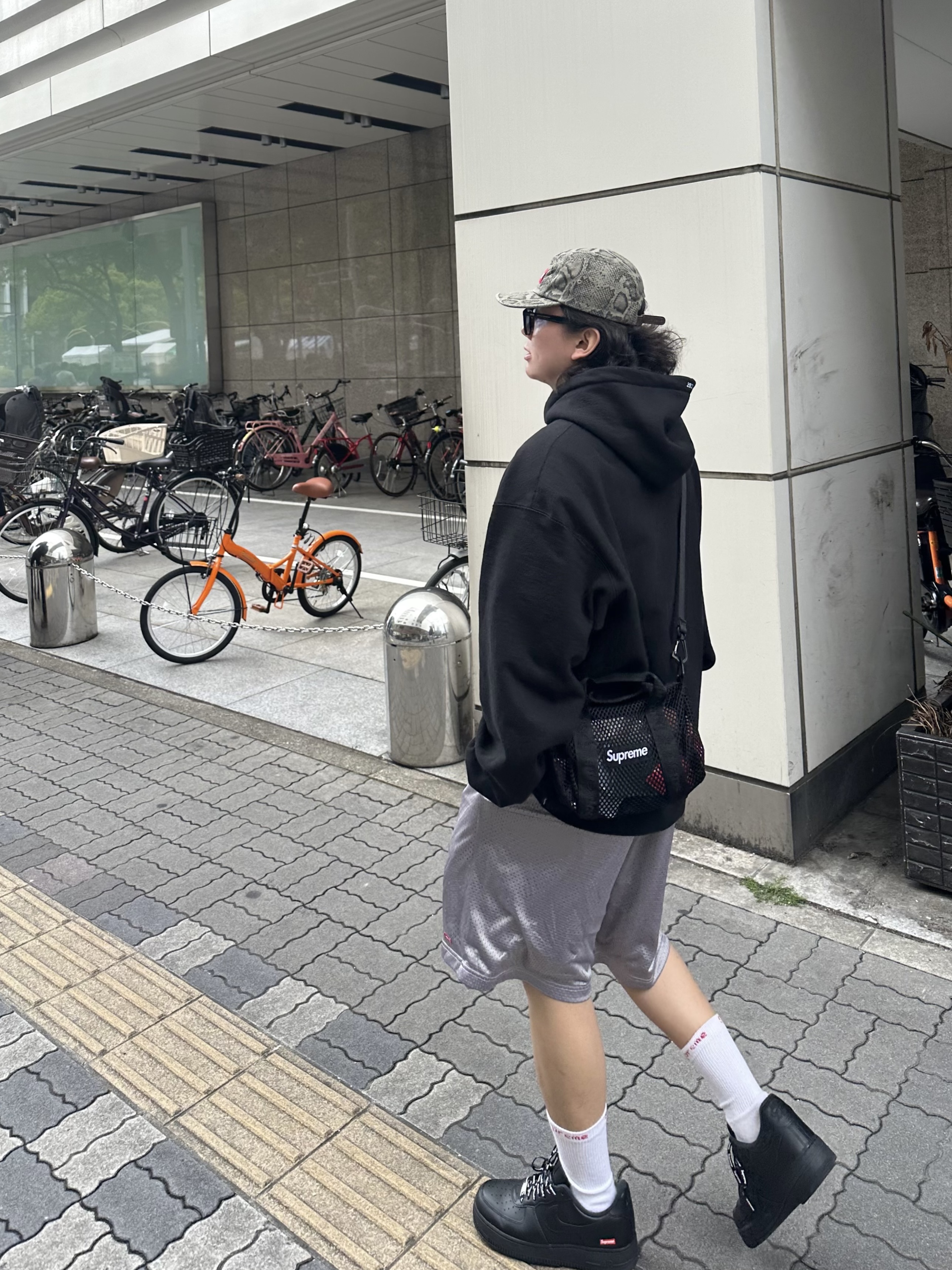 Supreme Mesh Mini Duffle Bag Black - 25SS, Supreme Small Box Baggy Mesh Shorts Grey - 23SS 착용 스타일