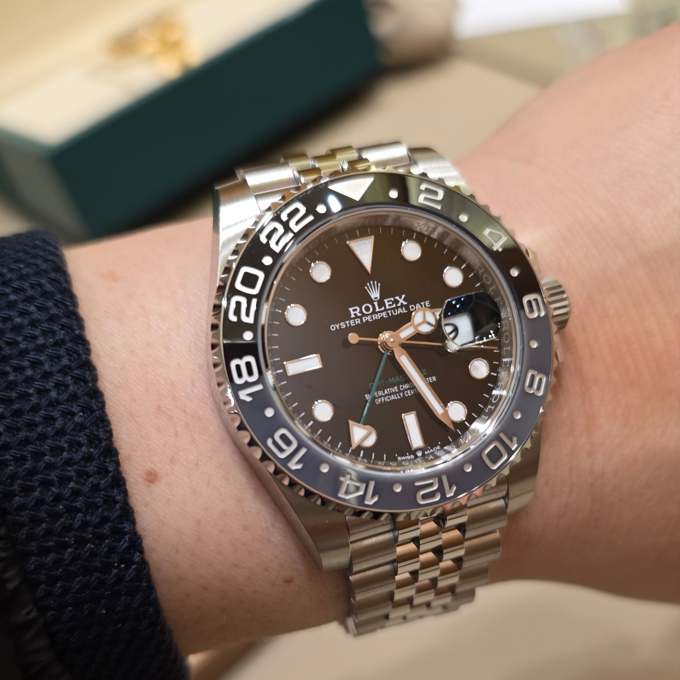 Rolex GMT-Master II 40mm 126710GRNR Black Jubilee 착용 스타일