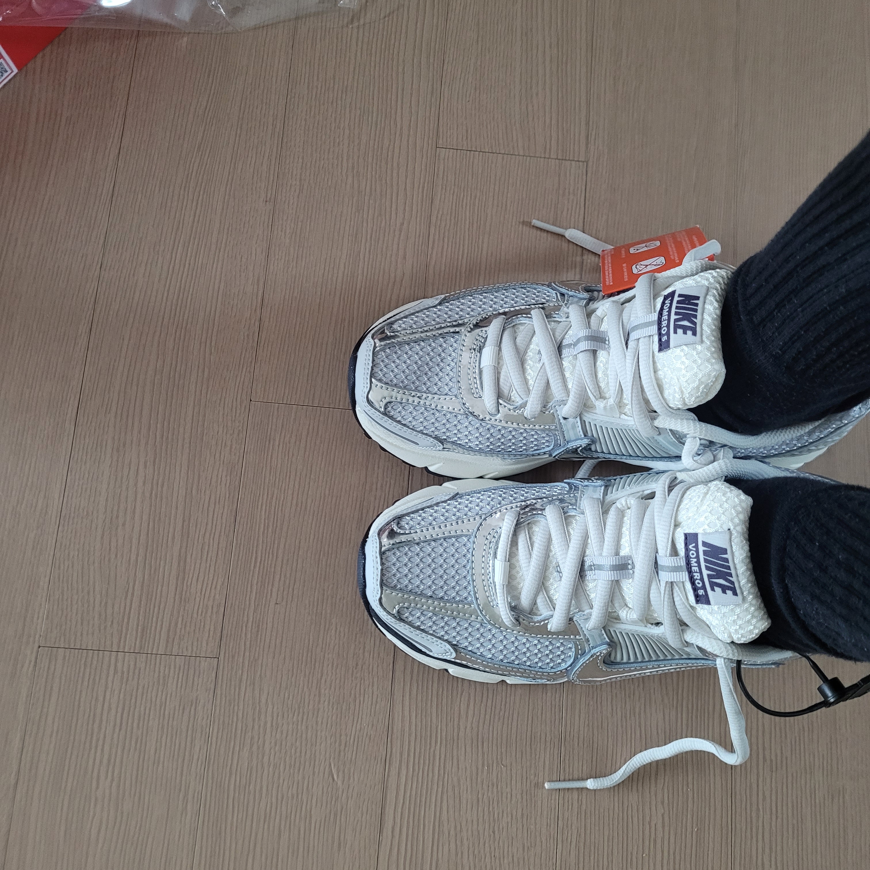 (W) Nike Zoom Vomero 5 Photon Dust and Metallic Silver 착용 스타일 - 1