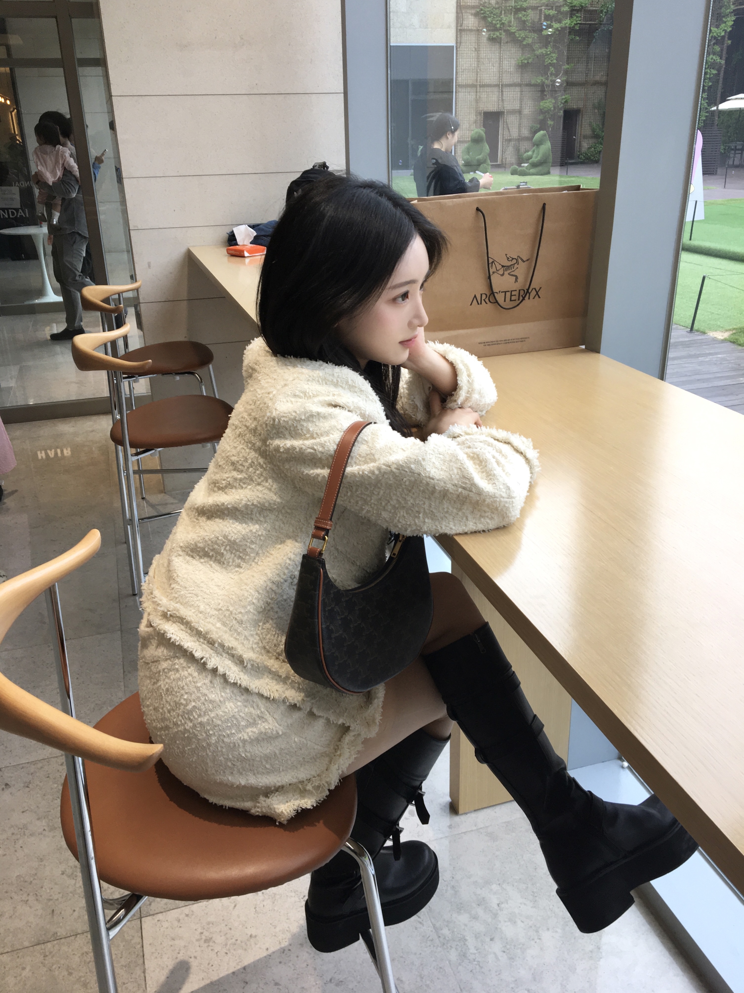 Celine Ava Bag in Triomphe Canvas and Calfskin Tan, Arc'teryx Heliad 15 Backpack Black 착용 스타일 - 2