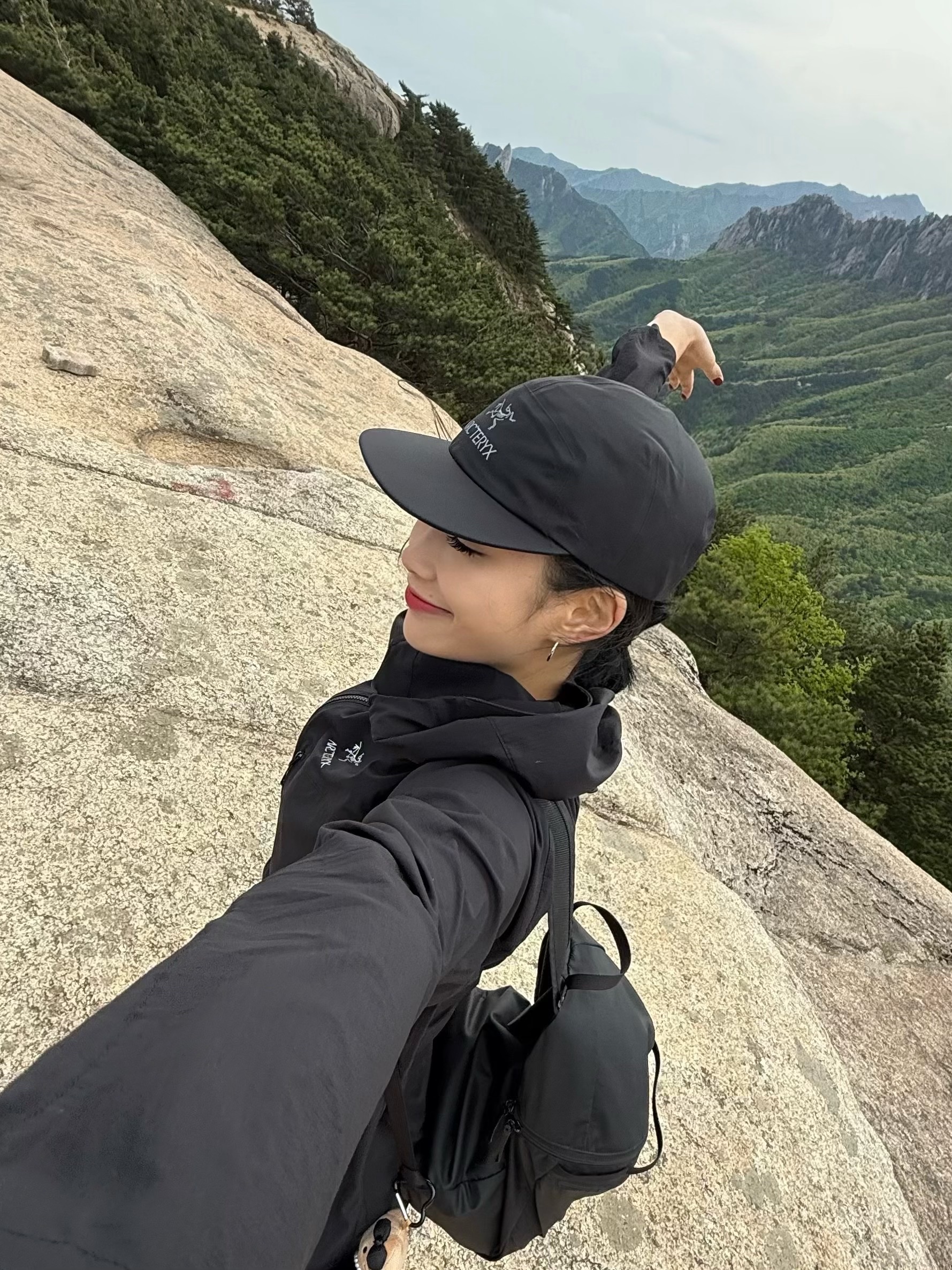 Arc'teryx Gore 5 Panel Cap Black, Arc'teryx Heliad 15 Backpack Black 착용 스타일 - 1
