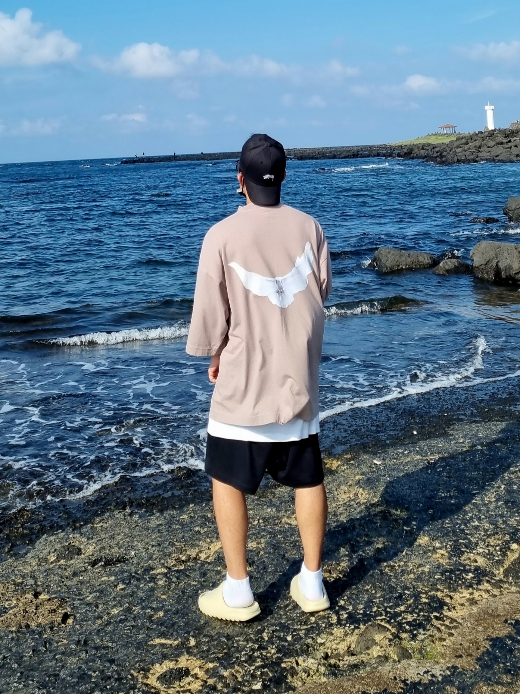 Yeezy Gap Engineered By Balenciaga Dove 3/4 Sleeve T-Shirt Beige, Adidas Yeezy Slide Bone 2022/2023 착용 스타일