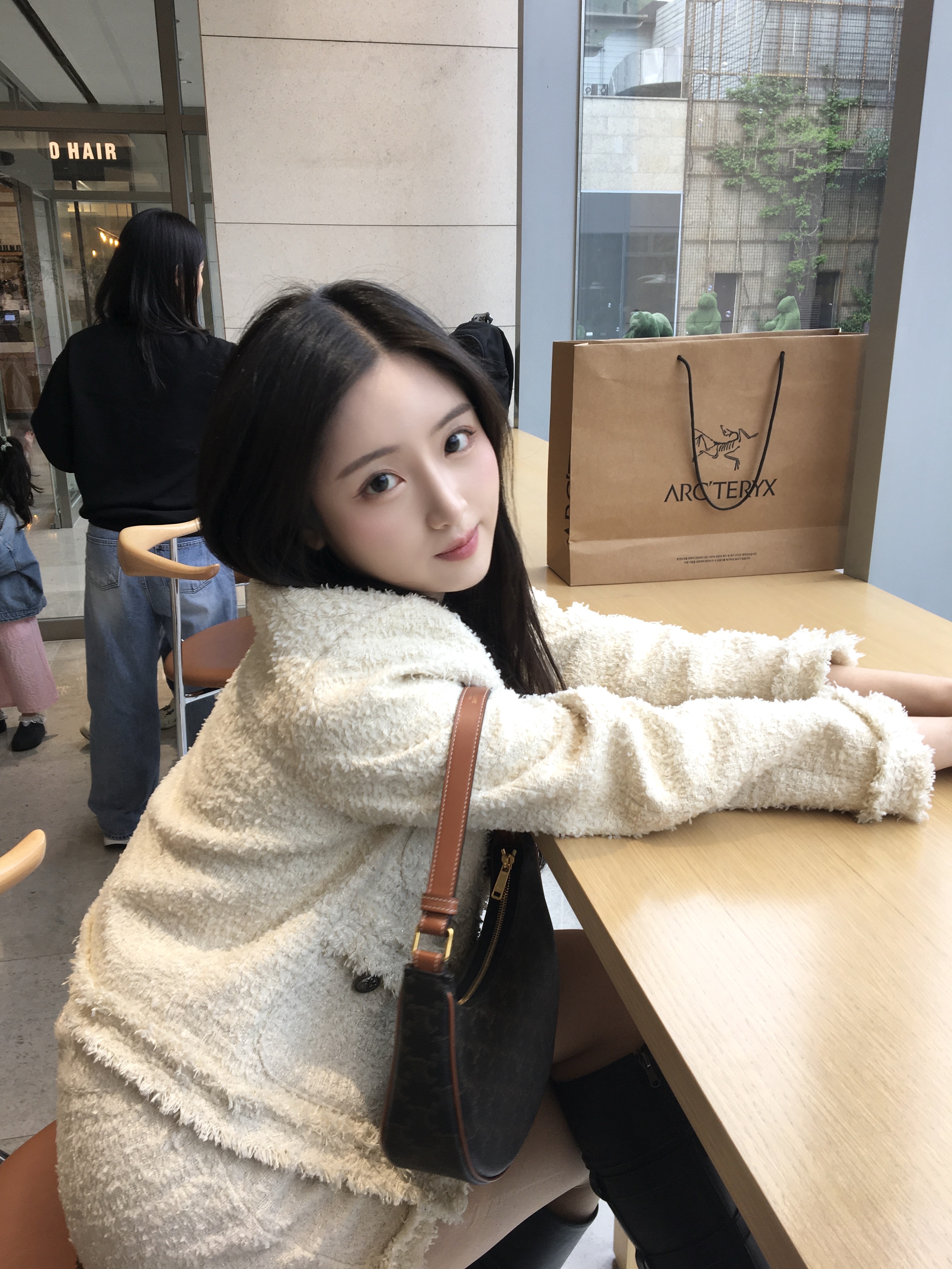 Celine Ava Bag in Triomphe Canvas and Calfskin Tan, Arc'teryx Heliad 15 Backpack Black 착용 스타일 - 1