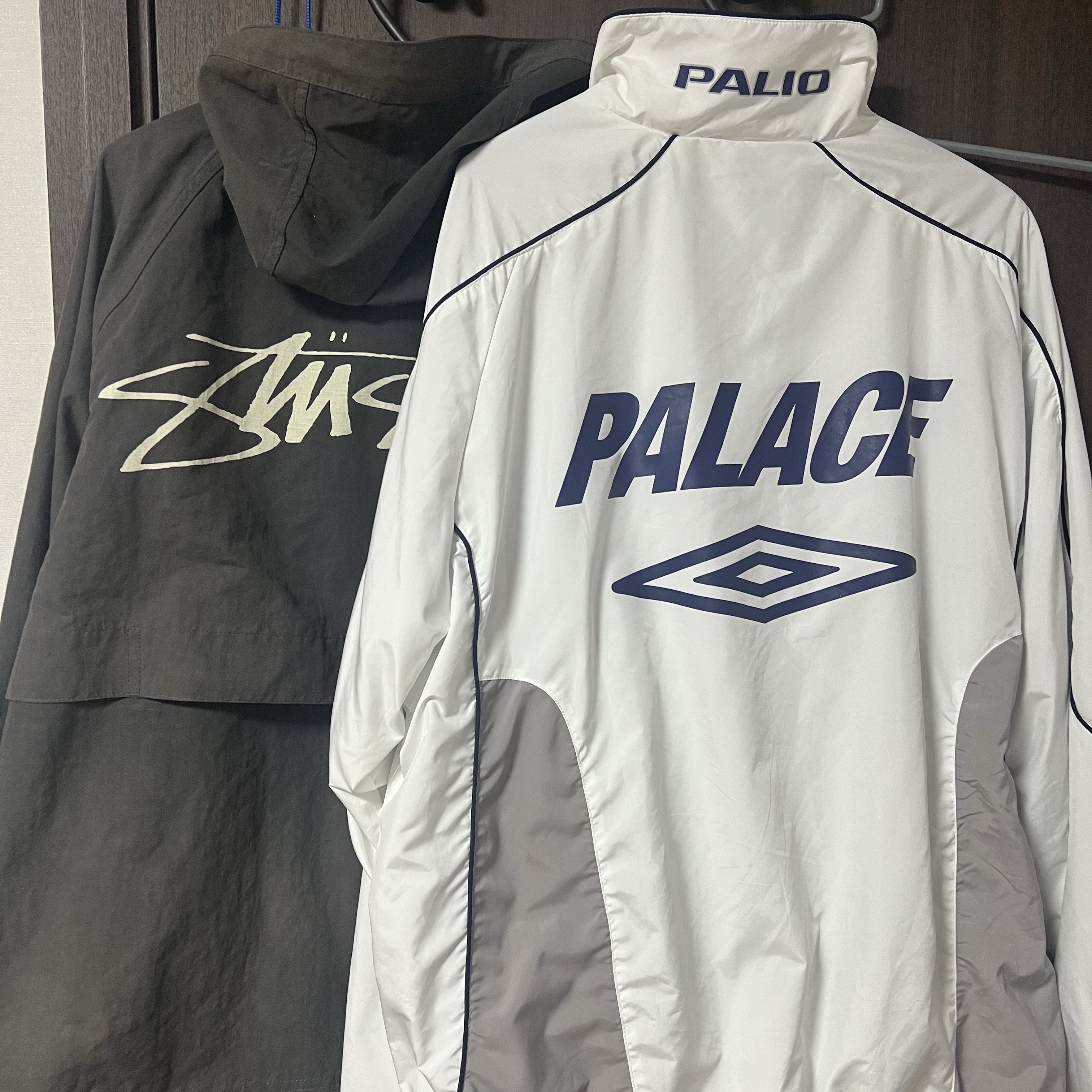 Stussy Wave Dye Beach Shell Jacket Black, Palace x Umbro Track Jacket White - 24SS 착용 스타일