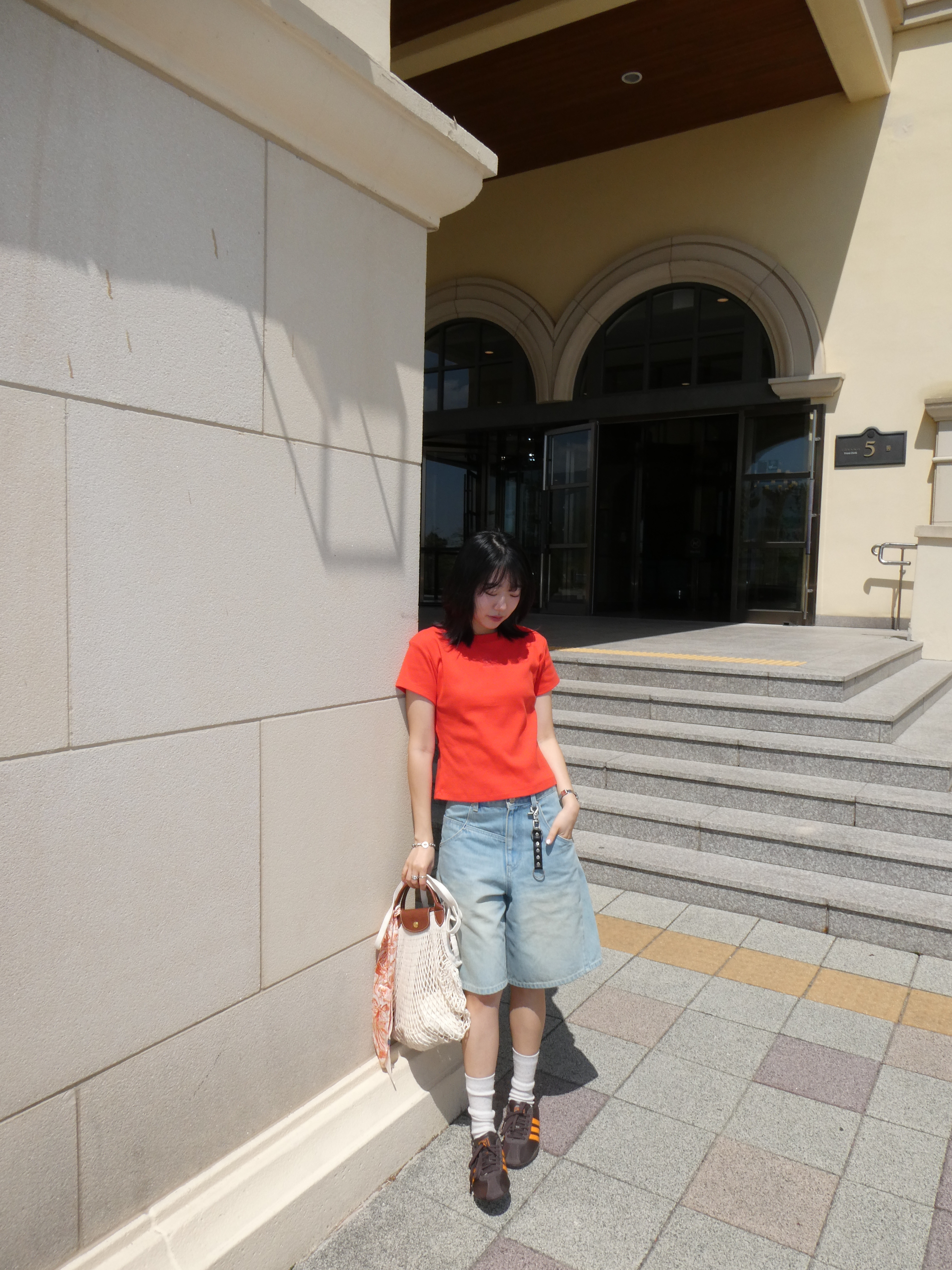 (W) Adidas Tokyo Dark Brown Orange, Longchamp Le Pliage Filet Top Handle Bag Ecru 착용 스타일 - 2