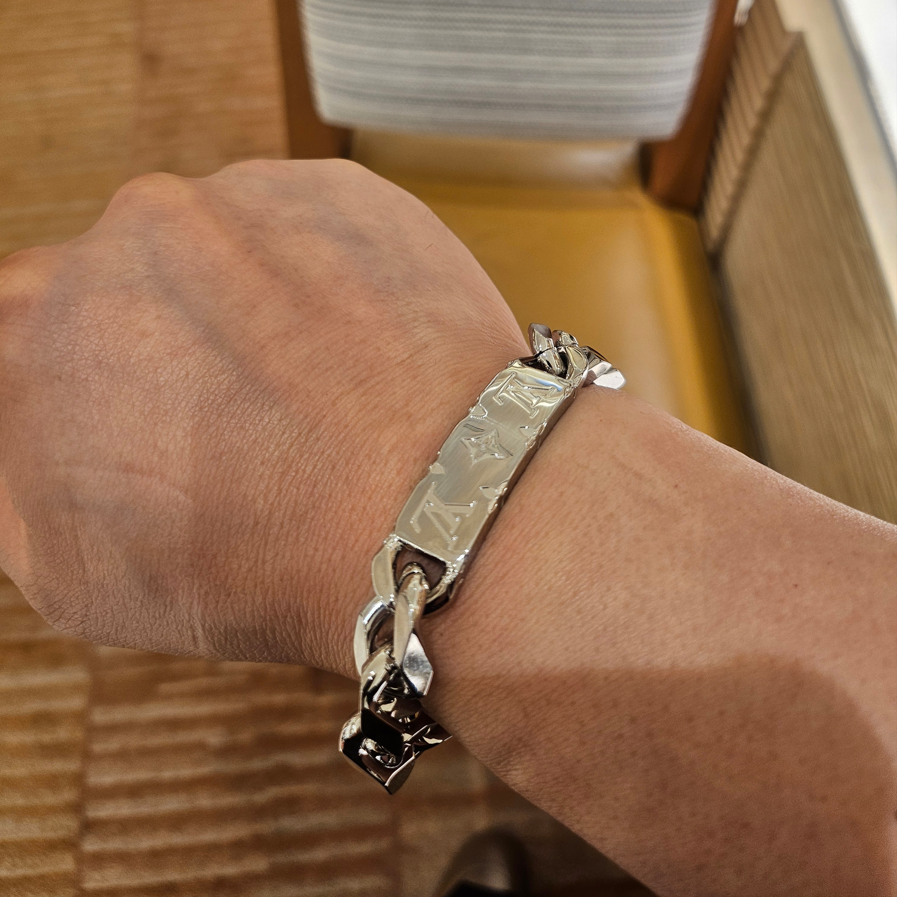 Louis Vuitton Monogram Chain Bracelet Palladium 착용 스타일 - 1
