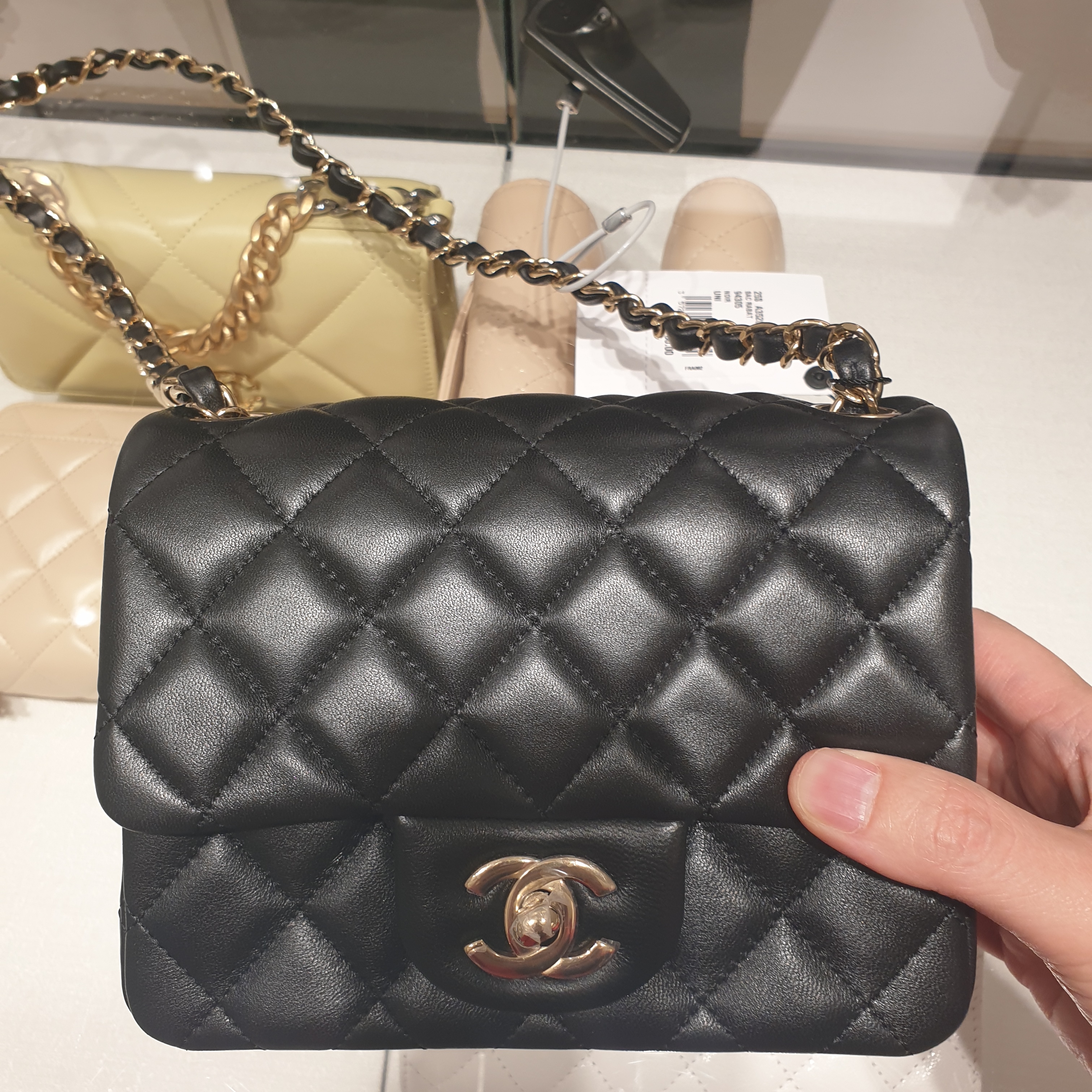 Chanel Mini Flap Bag Lambskin & Gold Black 착용 스타일 - 2