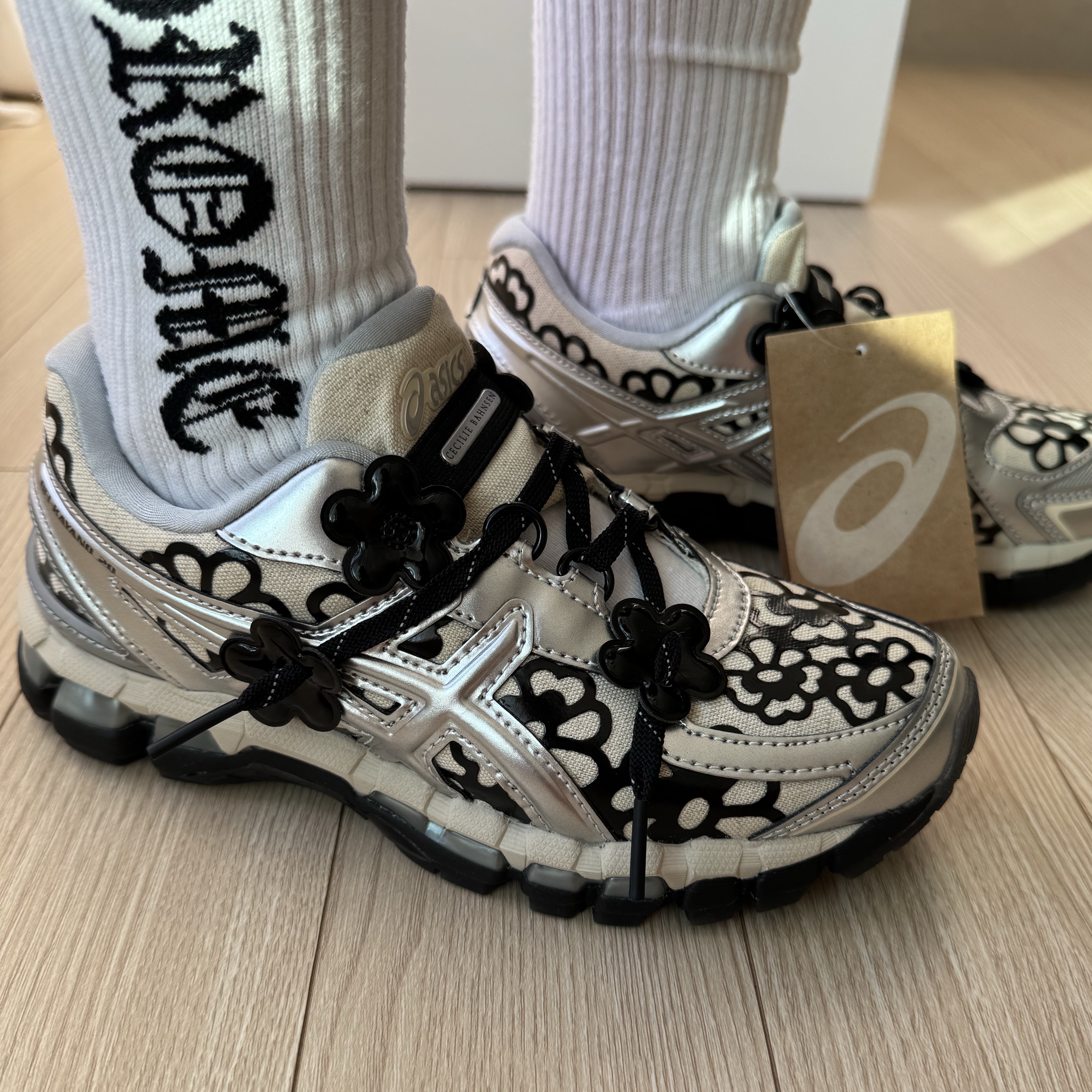 Asics x Cecilie Bahnsen Gel-Kayano 20 Vanilla Pure Silver 착용 스타일 - 3