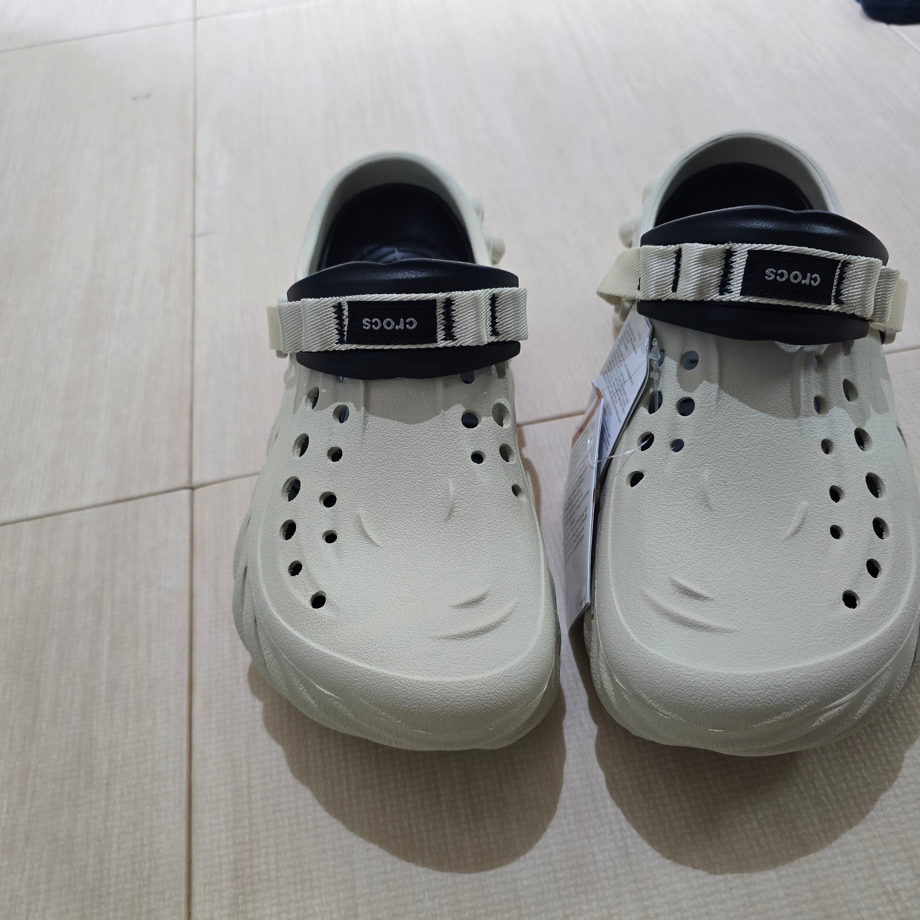 Crocs Echo Clog Bone Black 착용 스타일
