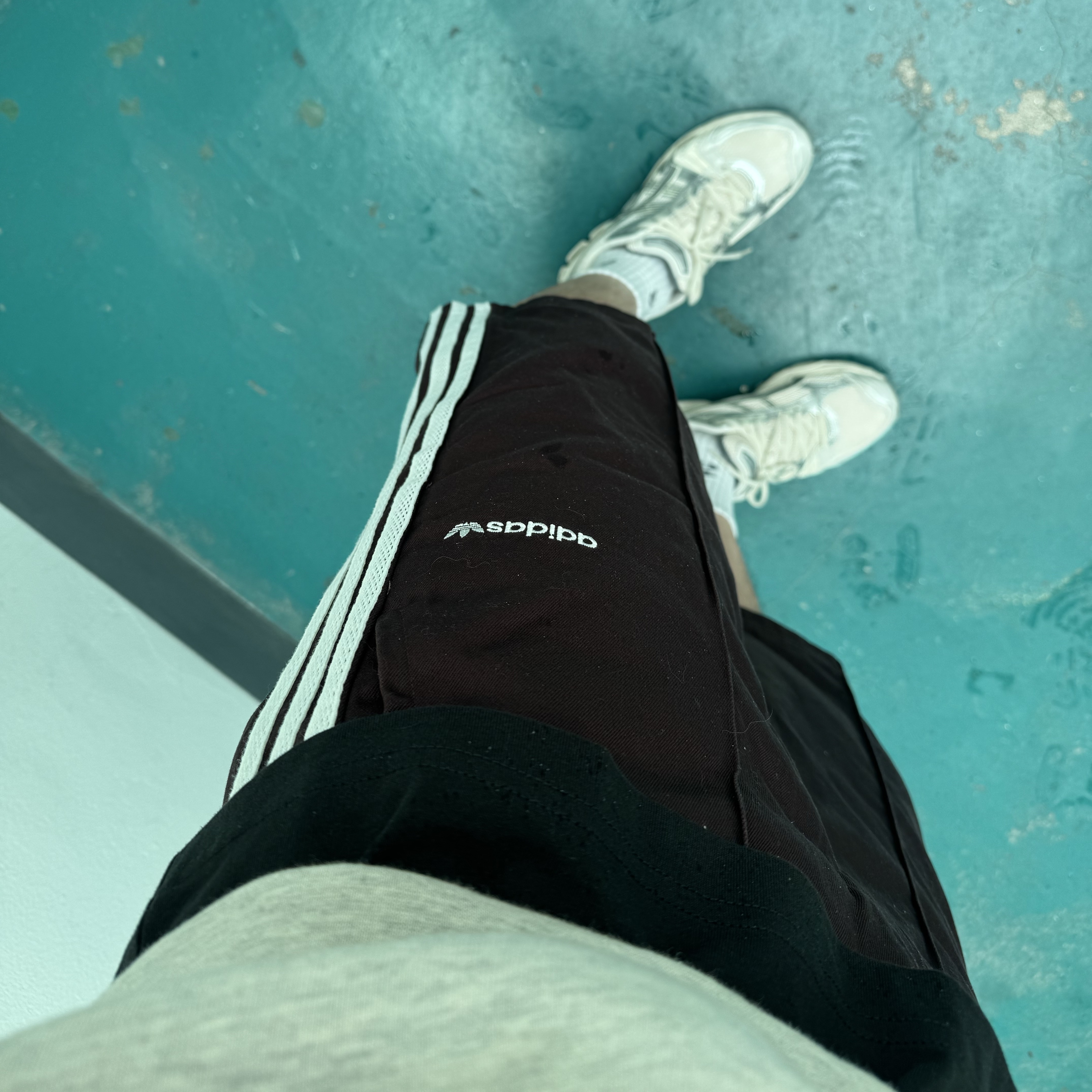 Adidas 80s Loose Buttoned 3-Stripes 11 Inch Bermuda Shorts Shadow Brown - KR Sizing 착용 스타일