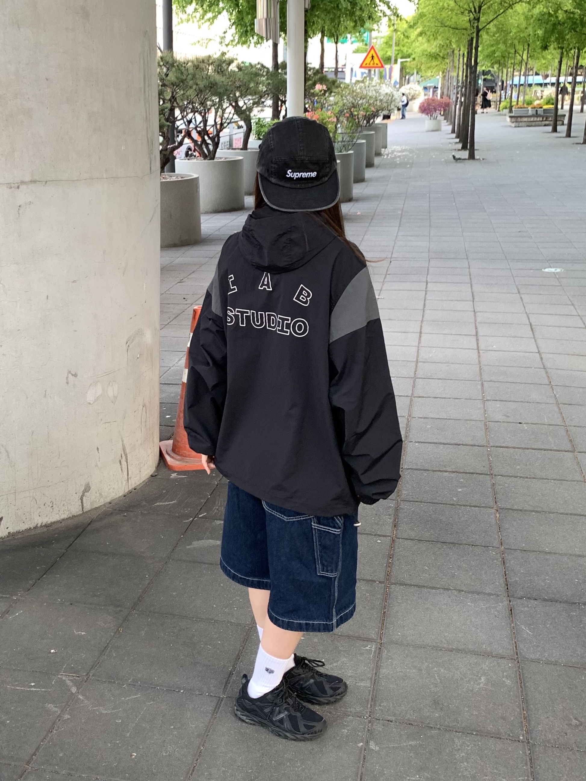 IAB Studio Wind Jacket Pack Black Silver, Supreme Washed Chino Twill Camp Cap Black - 25SS 착용 스타일