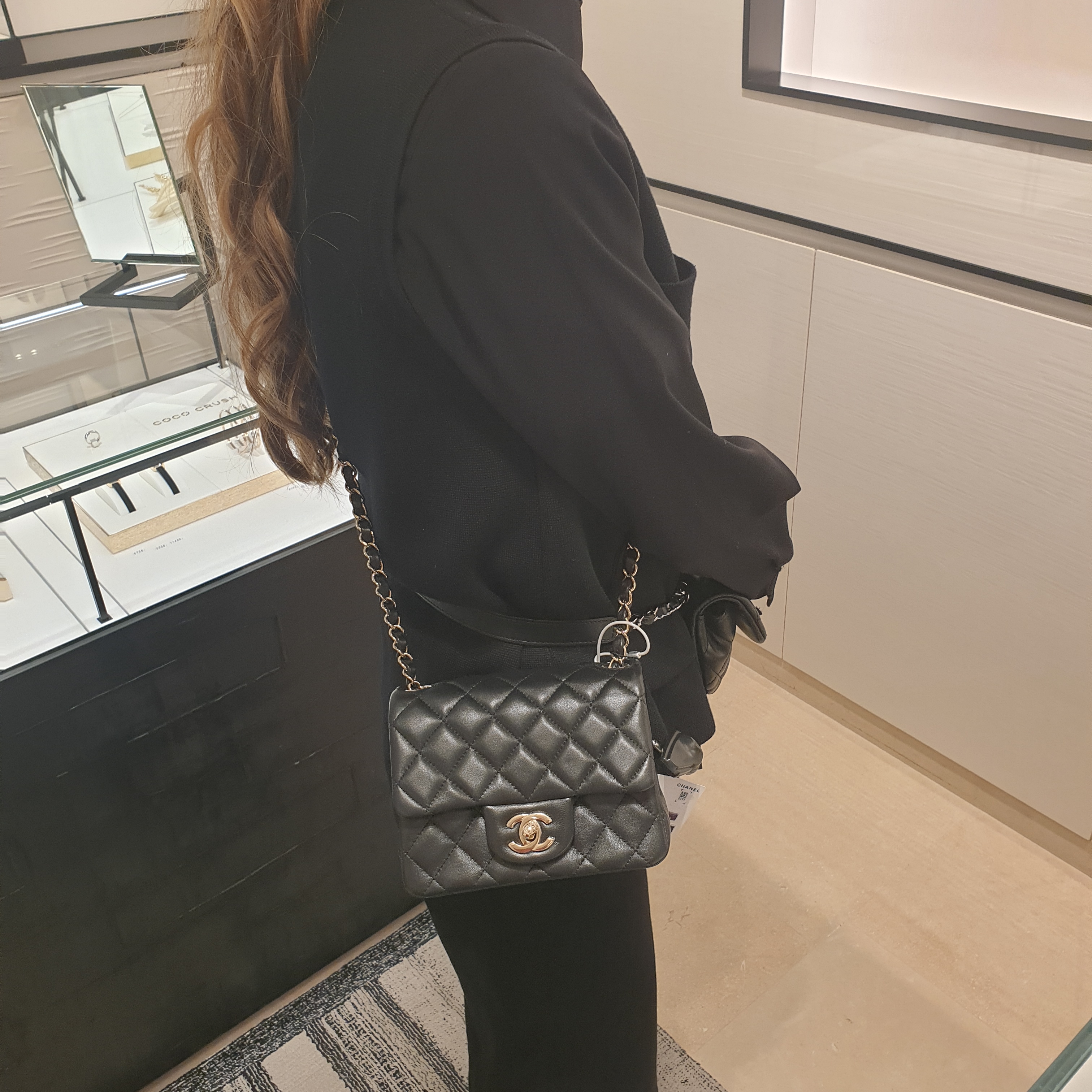 Chanel Mini Flap Bag Lambskin & Gold Black 착용 스타일 - 9