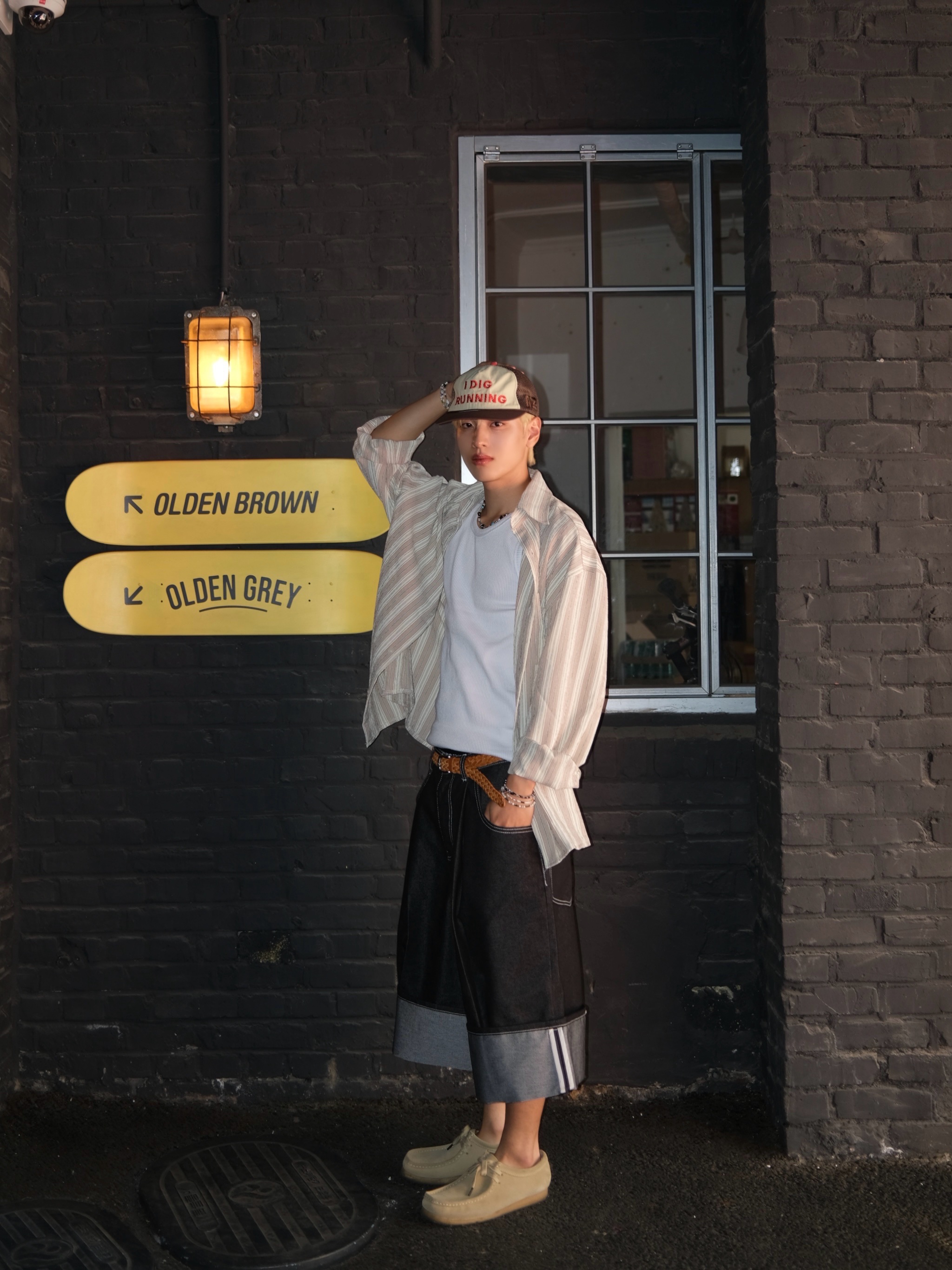 Alex Zono I Dig Running Trucker Hat OG Brown, Clarks Wallabee Maple Suede 착용 스타일 - 1
