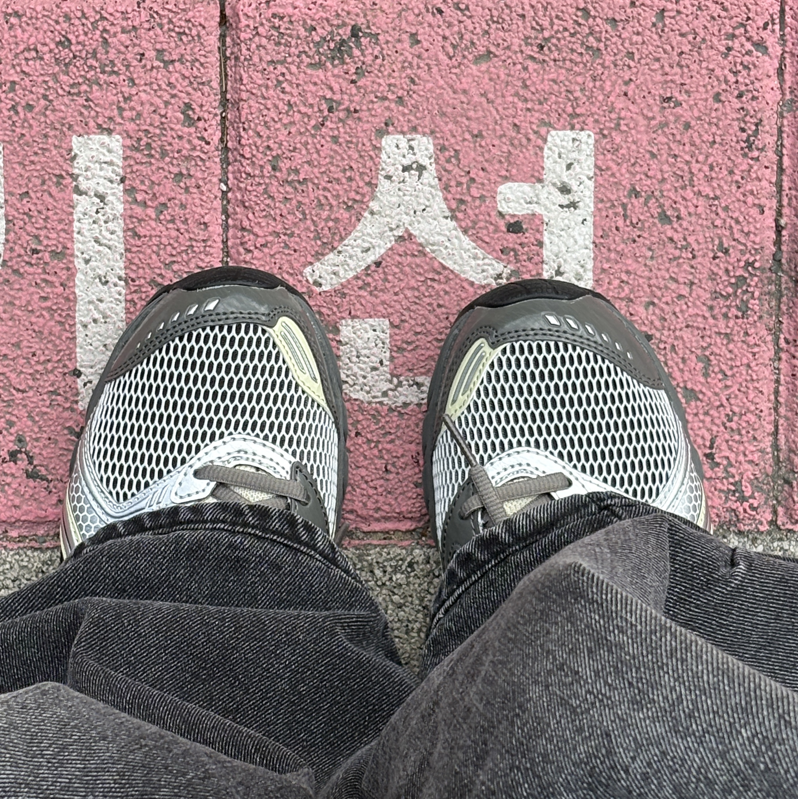 Asics Gel-DS Trainer 14 Truffle Grey Pure Silver 착용 스타일