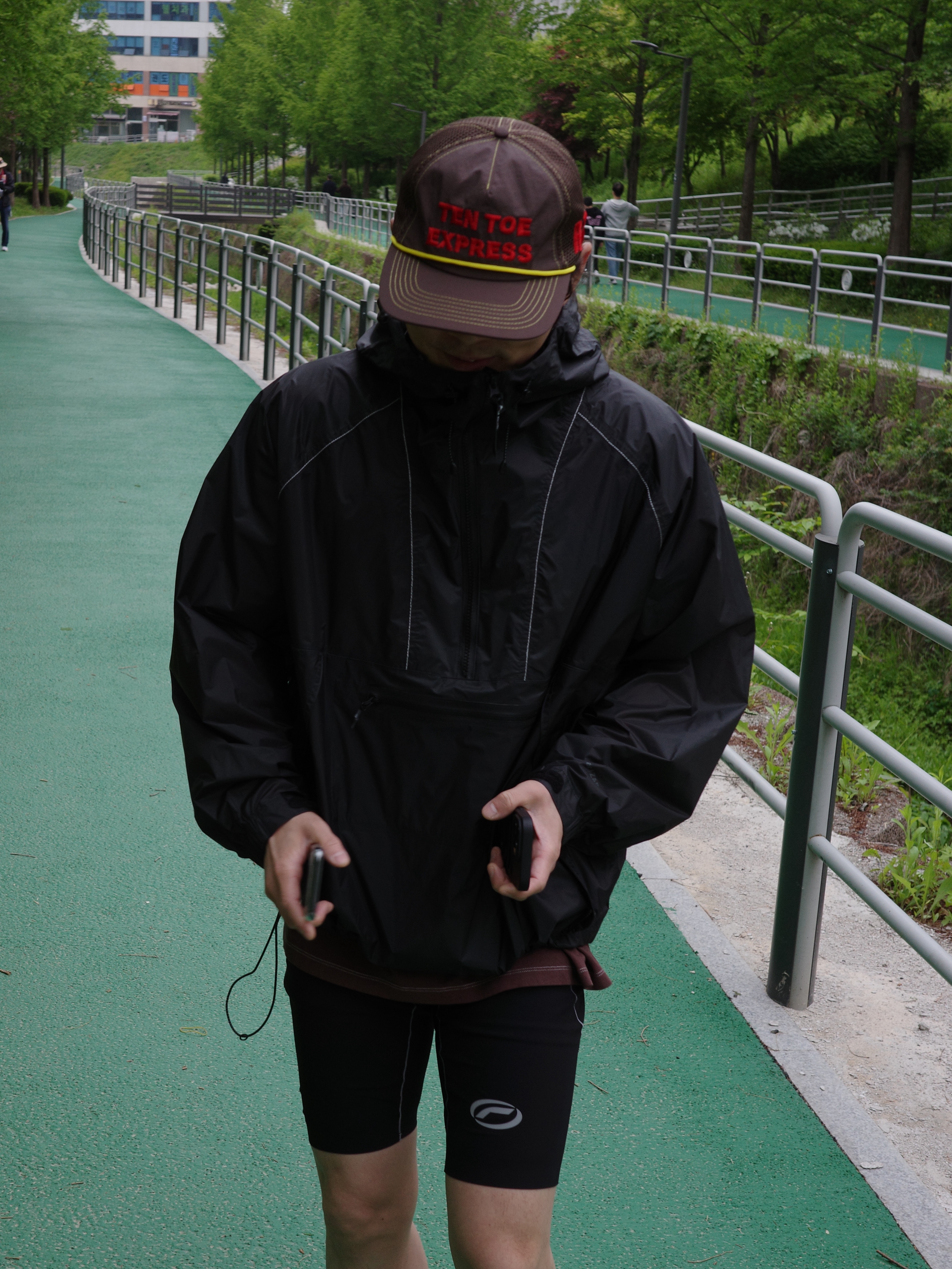 Alex Zono Ten Toe Express Trucker Hat Brown, (W) Zara x And Wander Windproof Jacket Dark Navy 착용 스타일 - 3