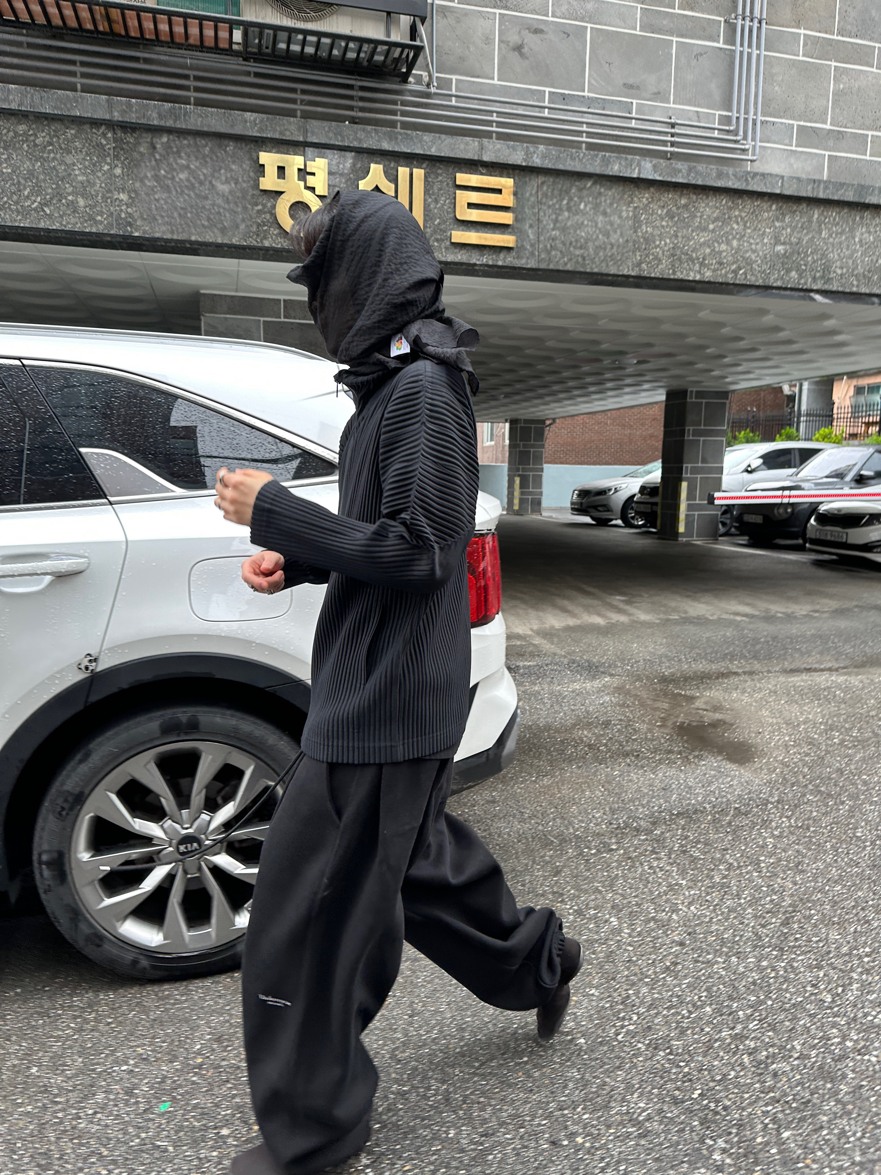 Undermycar Mu.03 Anti Fxxking Logo Play Oversized Sweat Jogger Black, Homme Plisse Issey Miyake Basics Zip Up Jacket Black 착용 스타일 - 1
