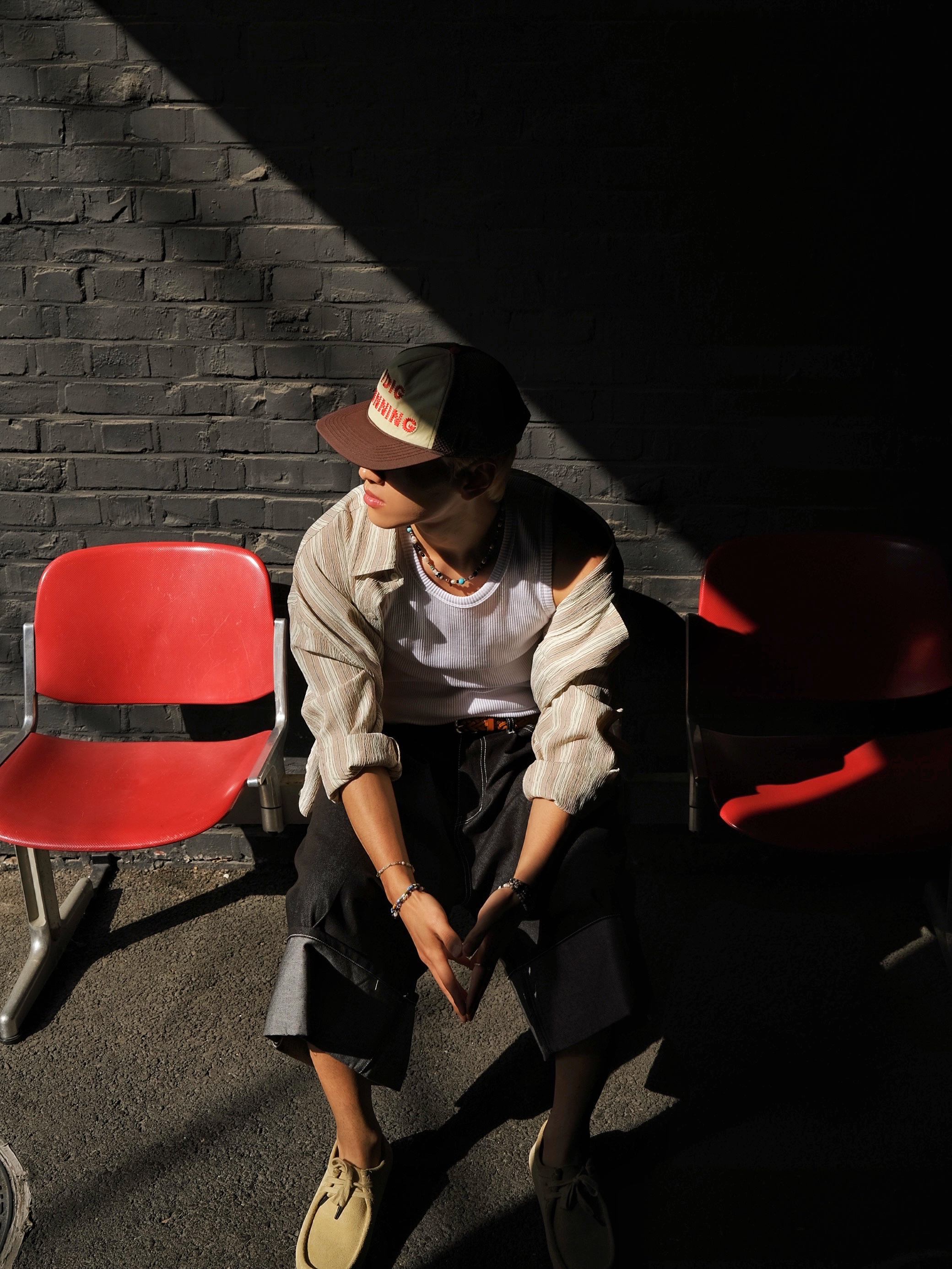Alex Zono I Dig Running Trucker Hat OG Brown, Clarks Wallabee Maple Suede 착용 스타일 - 1