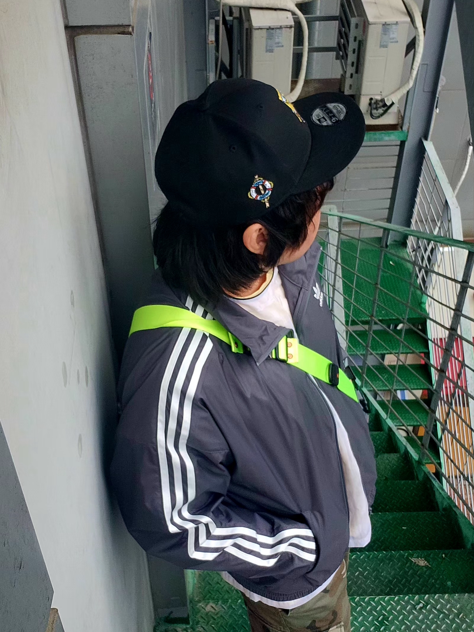 Adidas Adicolor 3D Trefoil 3-Stripes Track Jacket Black - KR Sizing, Adidas Rivalry Low Oat Wonder White 착용 스타일 - 5