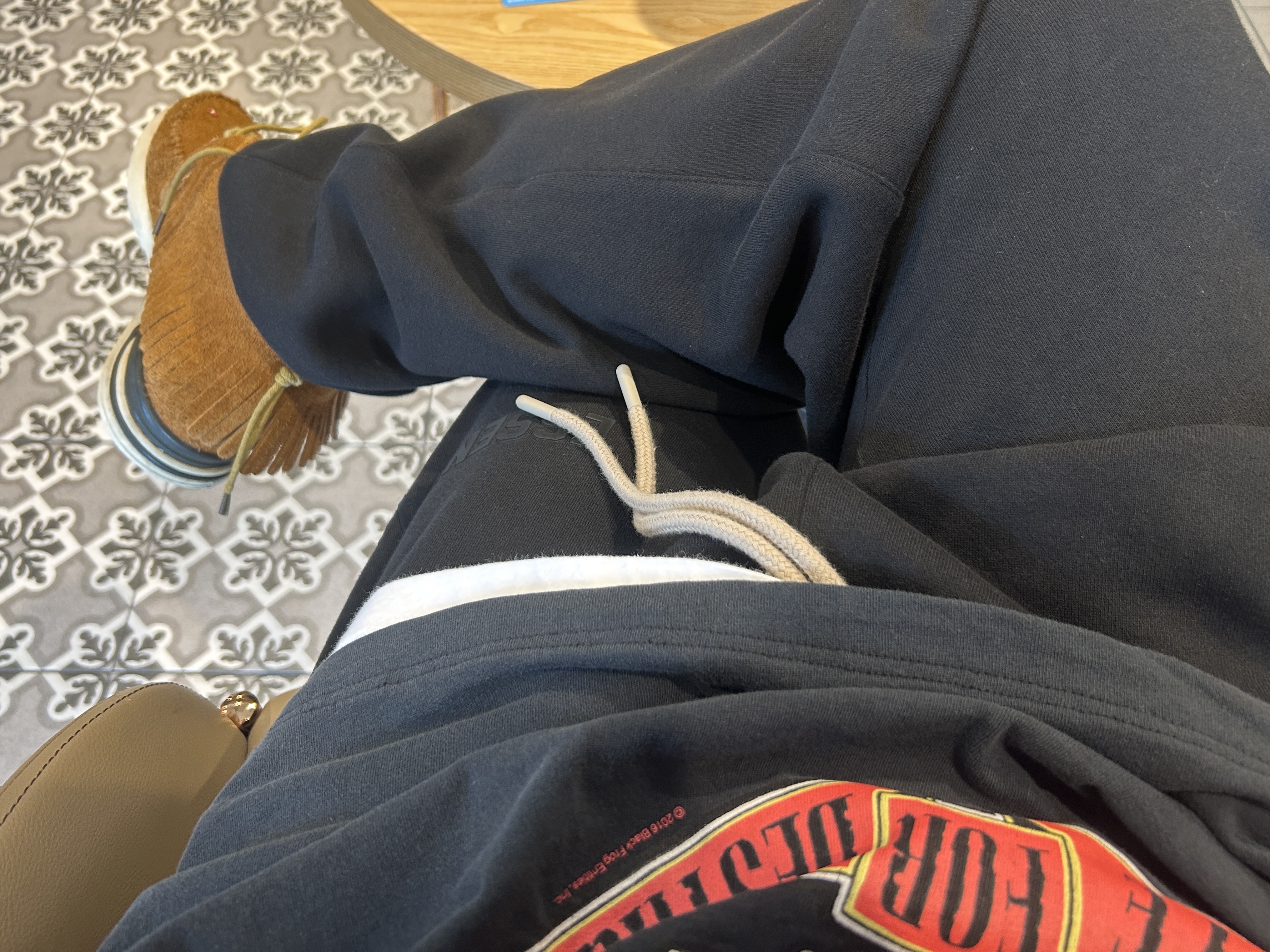 Essentials Sweatpants Jet Black - 23FW 착용 스타일 - 1