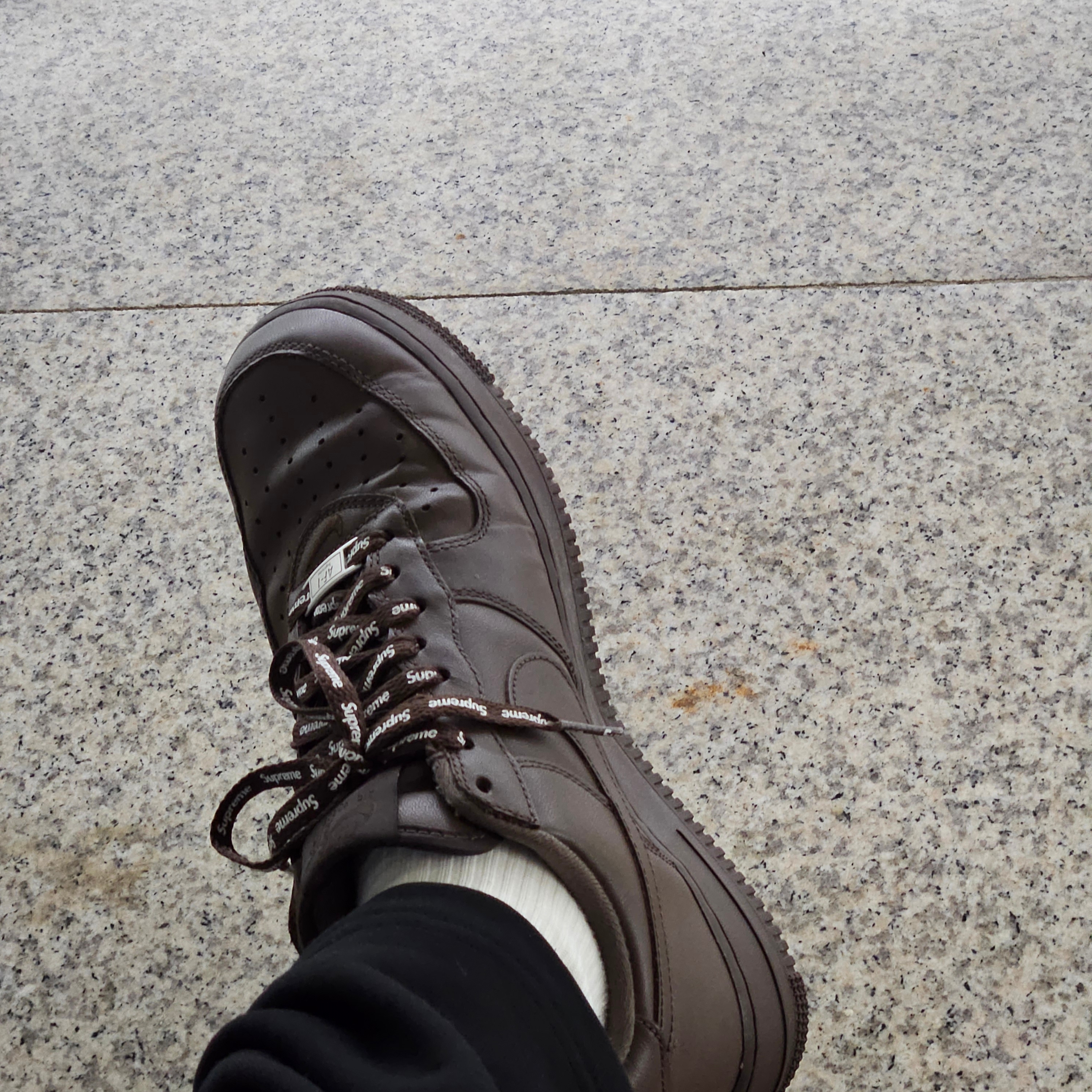 Nike x Supreme Air Force 1 Low Baroque Brown 착용 스타일