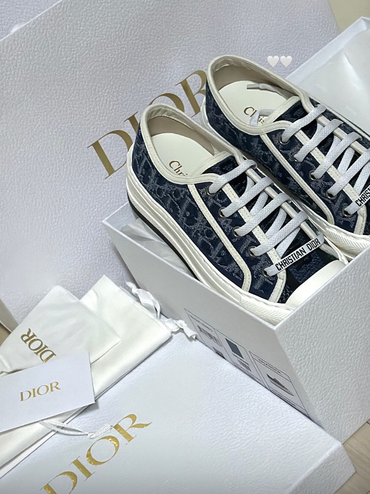 (W) Dior Walk'N'Dior Platform Sneakers Stonewashed-Effect Cotton Denim Embroidered with Dior Oblique Motif Blue 착용 스타일 - 1