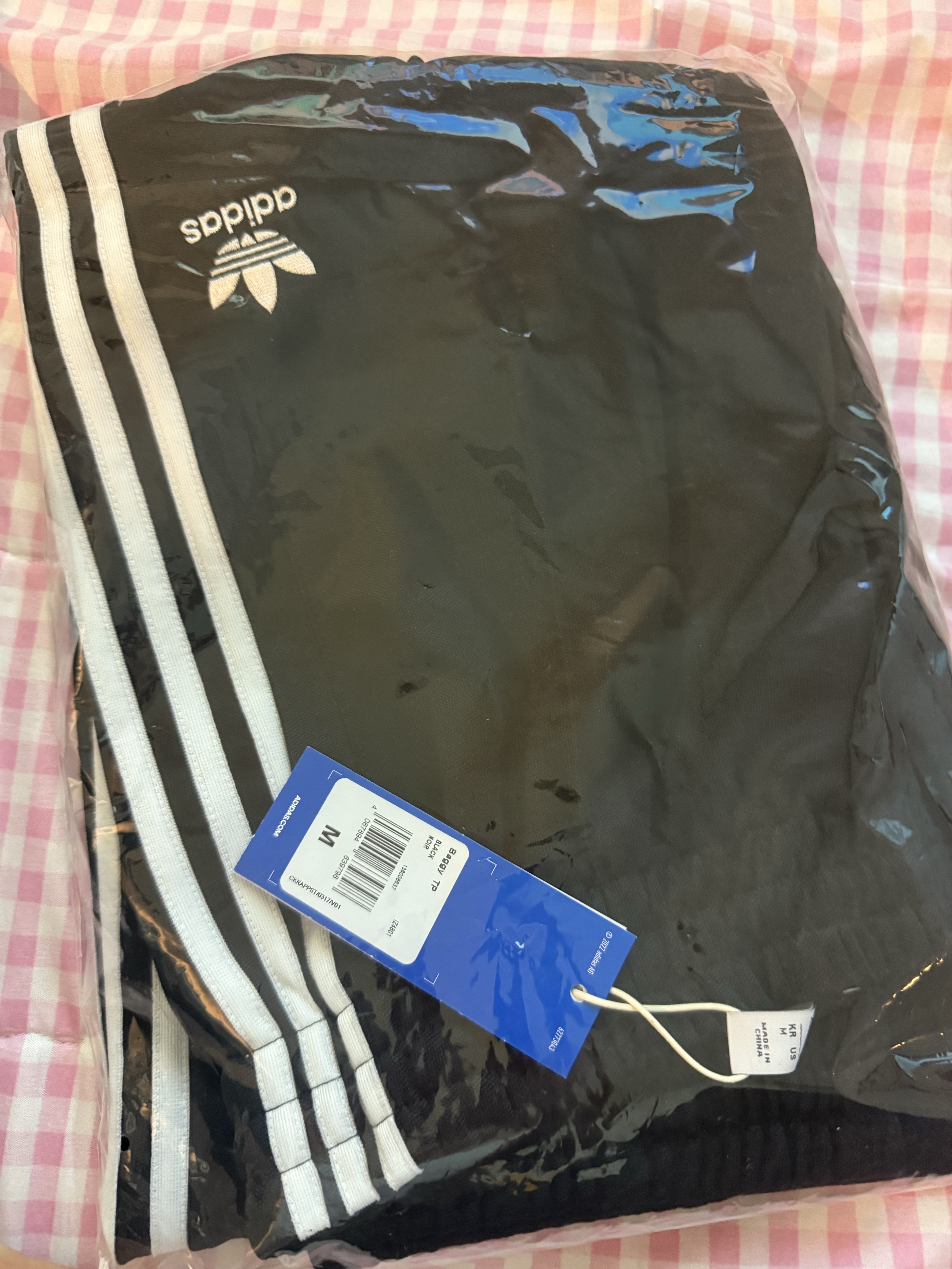Adidas Adicolor Baggy Fit Firebird Track Pants Black - KR Sizing, Adidas Real Madrid 2024/25 Home Jersey White - KR Sizing (Non Marking Ver.) 착용 스타일 - 1