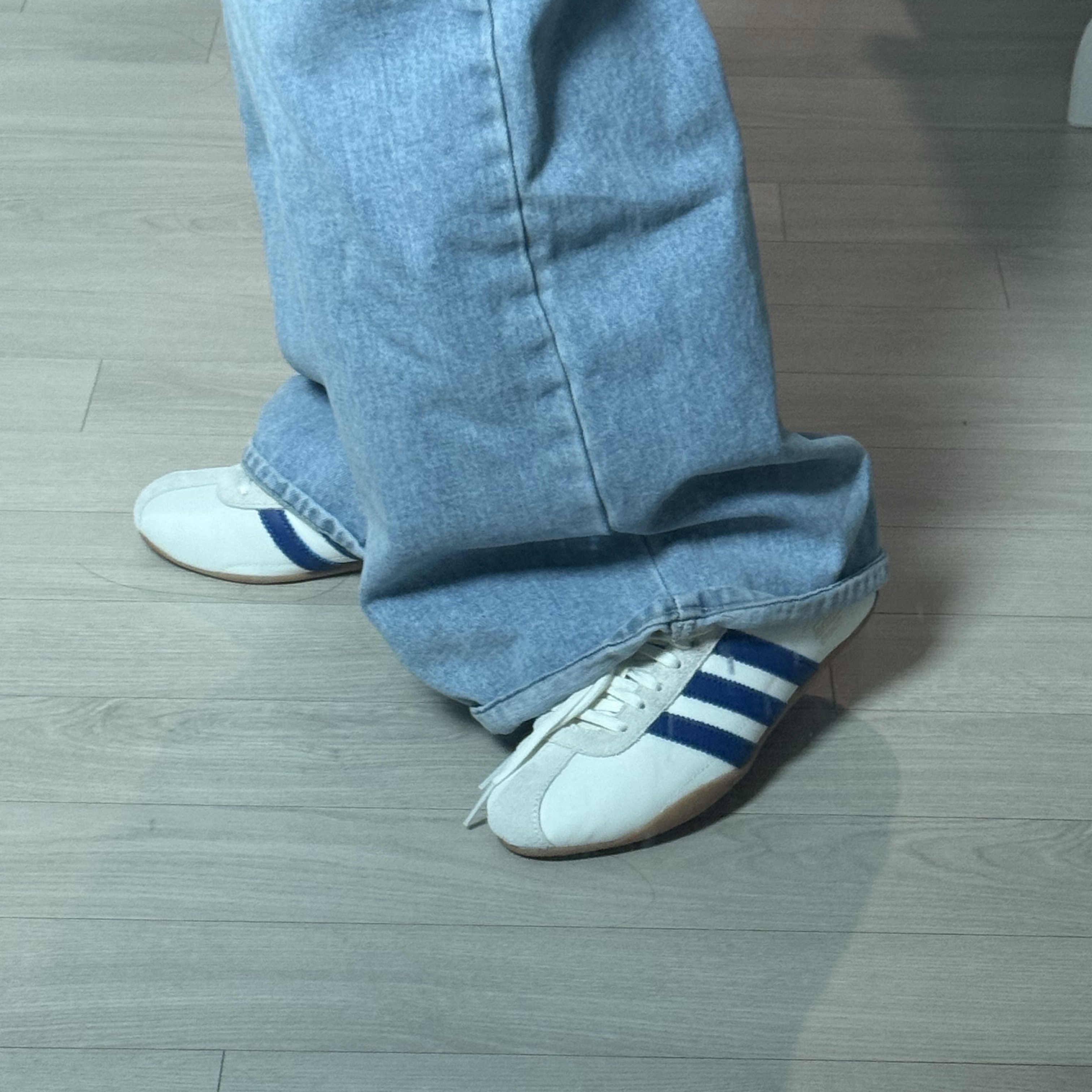 (W) Adidas Tokyo Off White Royal Blue 착용 스타일