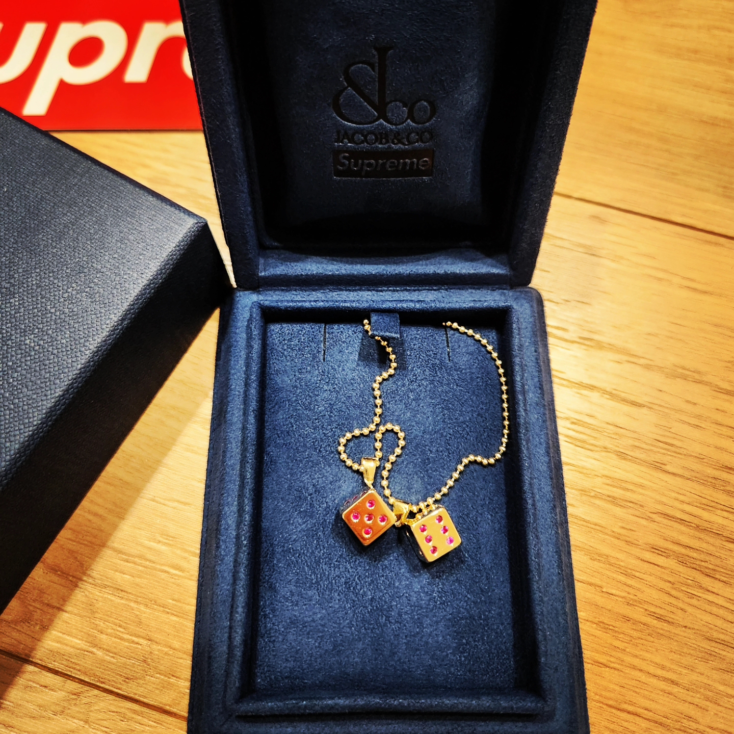 Supreme x Jacob & Co. Dice 14K Gold Pendant Gold - 25SS 착용 스타일
