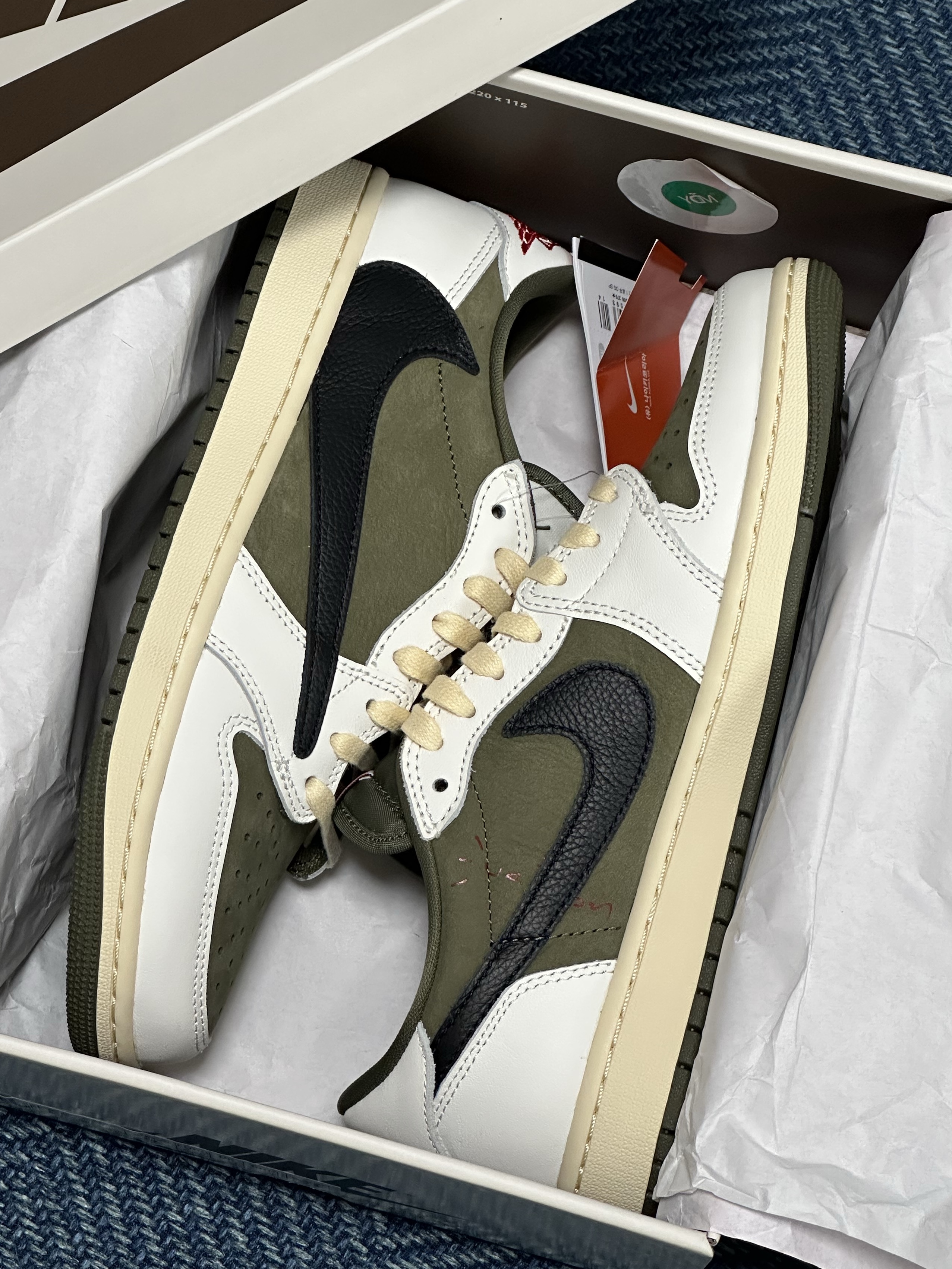 Jordan 1 x Travis Scott Retro Low OG SP Reverse Olive 착용 스타일 - 2