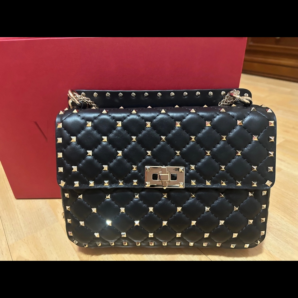 Valentino Rockstud Spike Medium Chain Shoulder Bag Black 착용 스타일