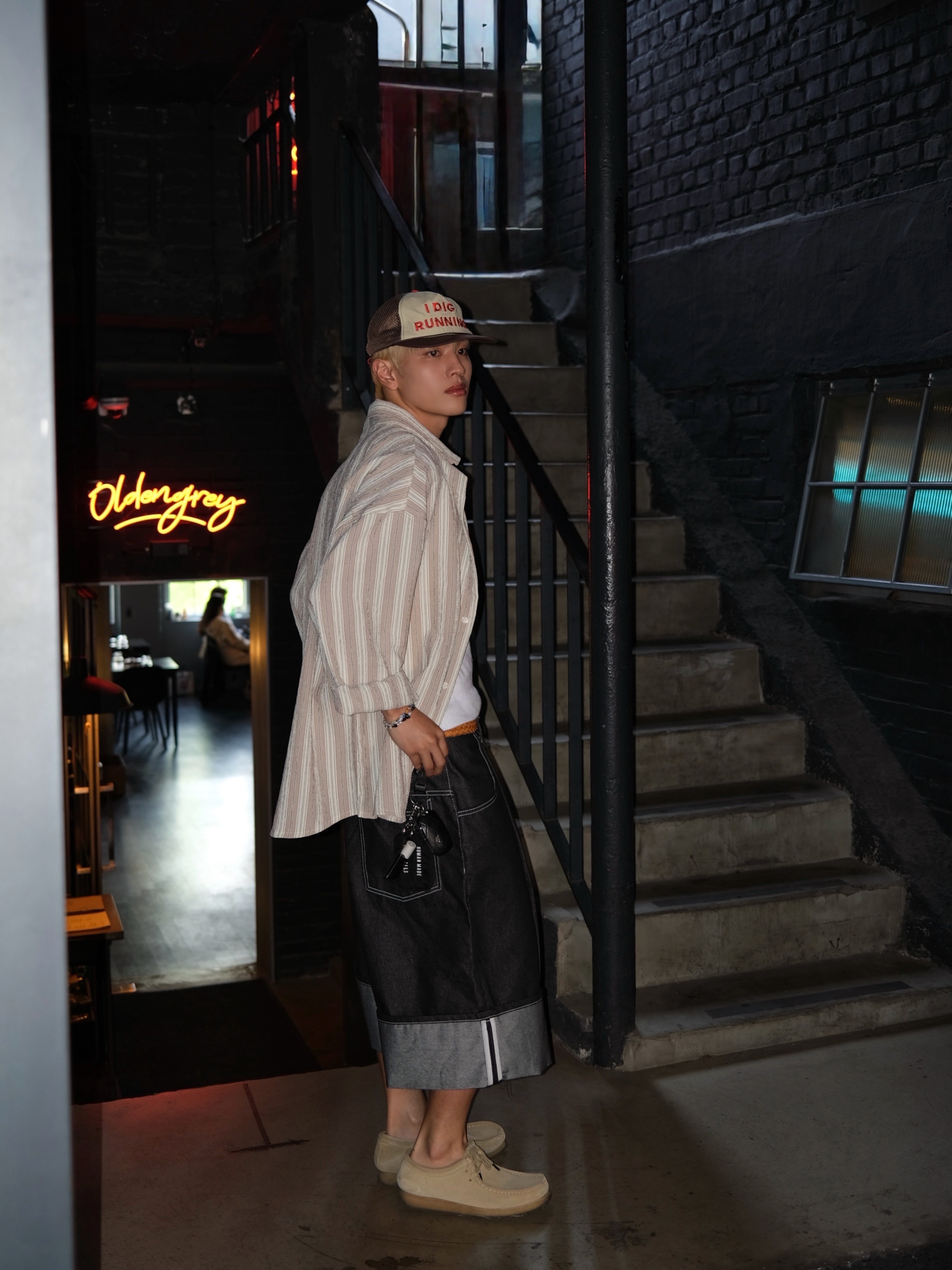 Alex Zono I Dig Running Trucker Hat OG Brown, Clarks Wallabee Maple Suede 착용 스타일 - 2