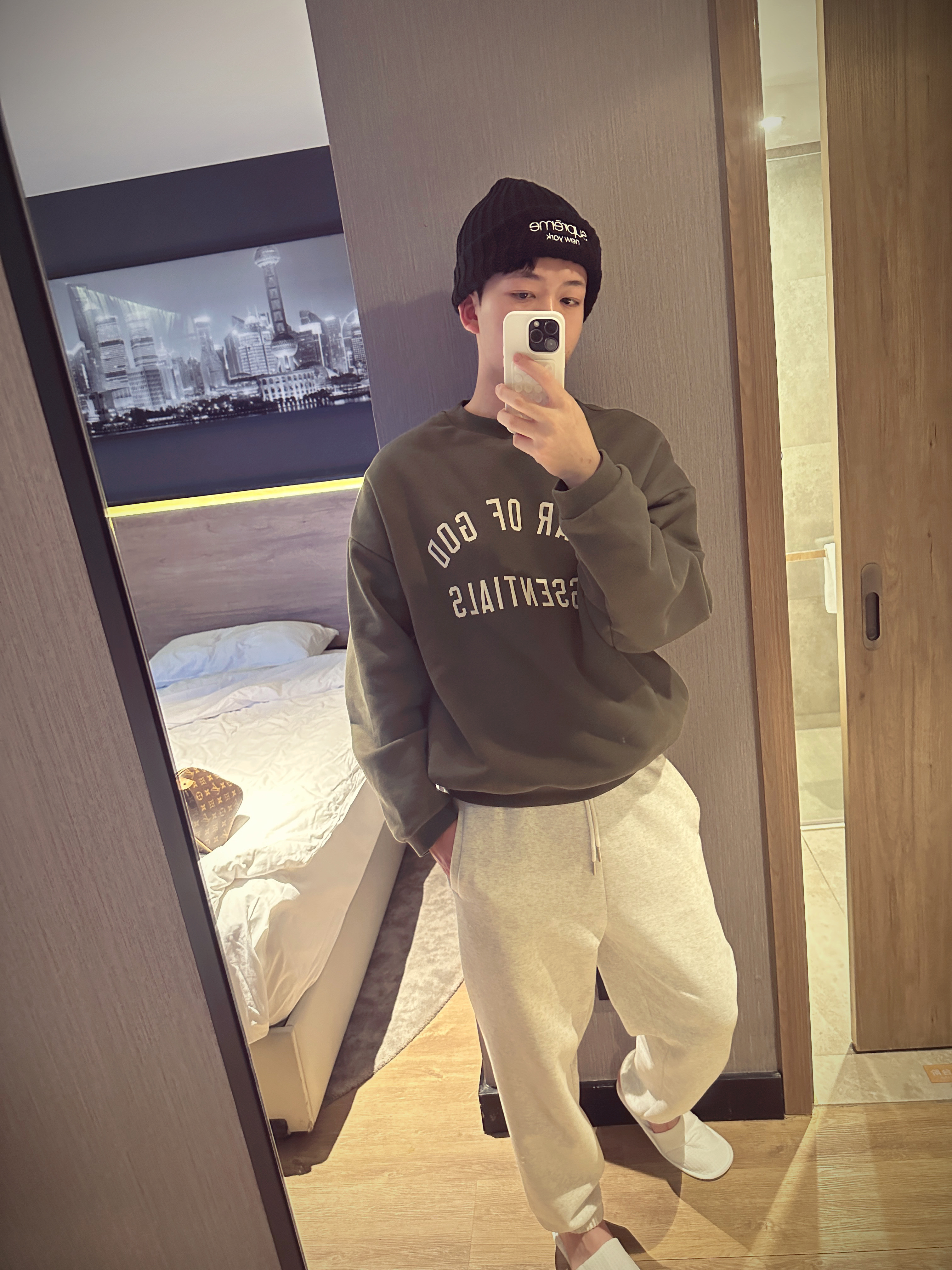 Essentials Fleece Crewneck Military - 24FW, Supreme Classic Logo Chunky Ribbed Beanie Black - 24FW 착용 스타일