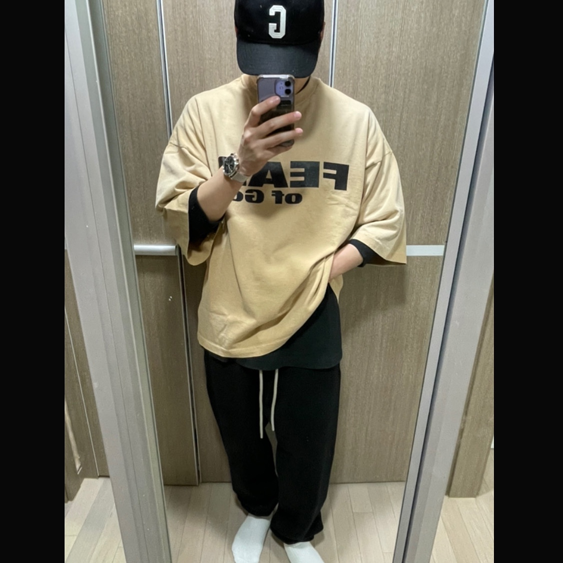 Essentials x New Era Embroidered G Logo Cap Black, Fear of God Long Sleeve Airbrush 8 T-Shirt Black 착용 스타일