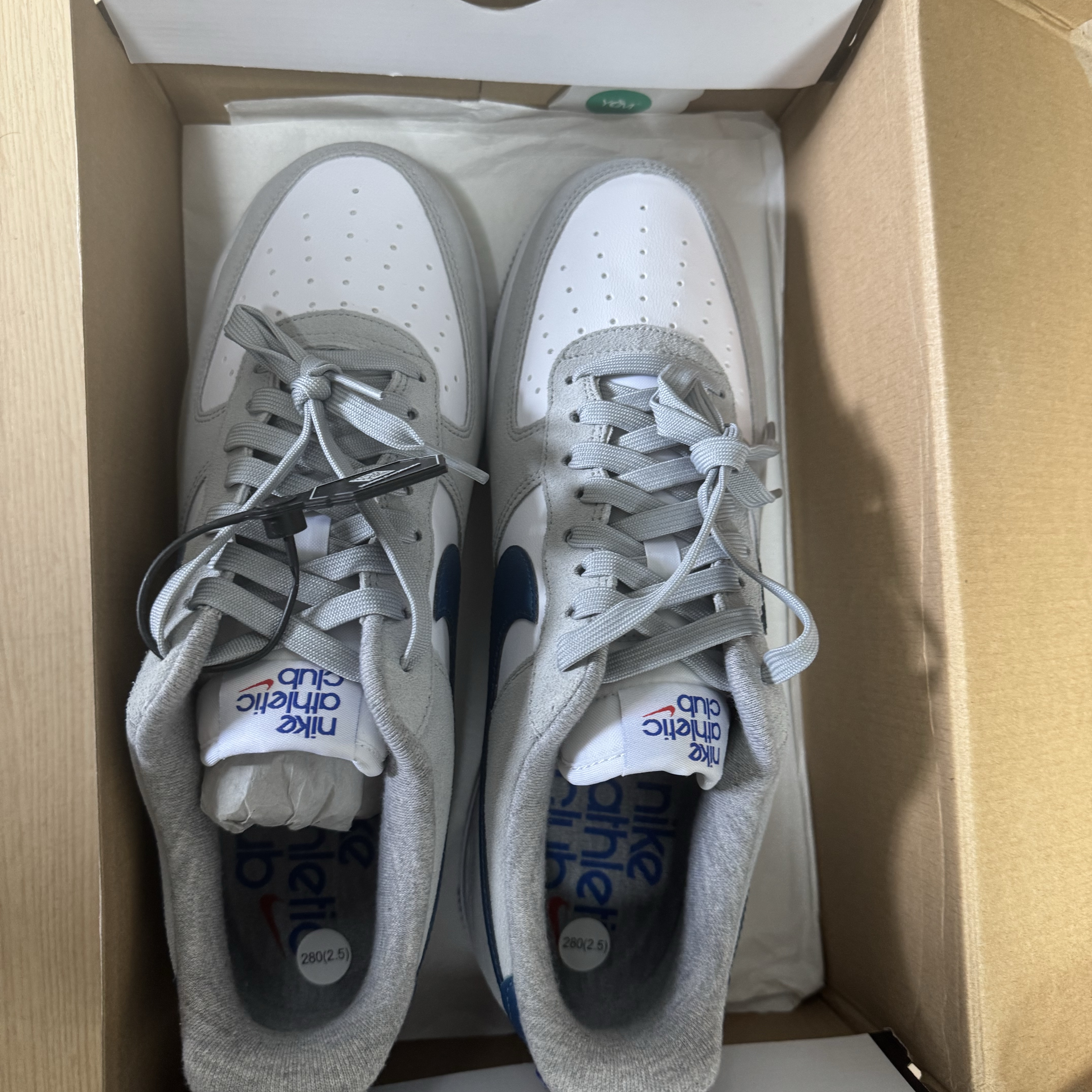 Nike Air Force 1 '07 LV8 Athletic Club Light Smoke Grey Marina 착용 스타일 - 1