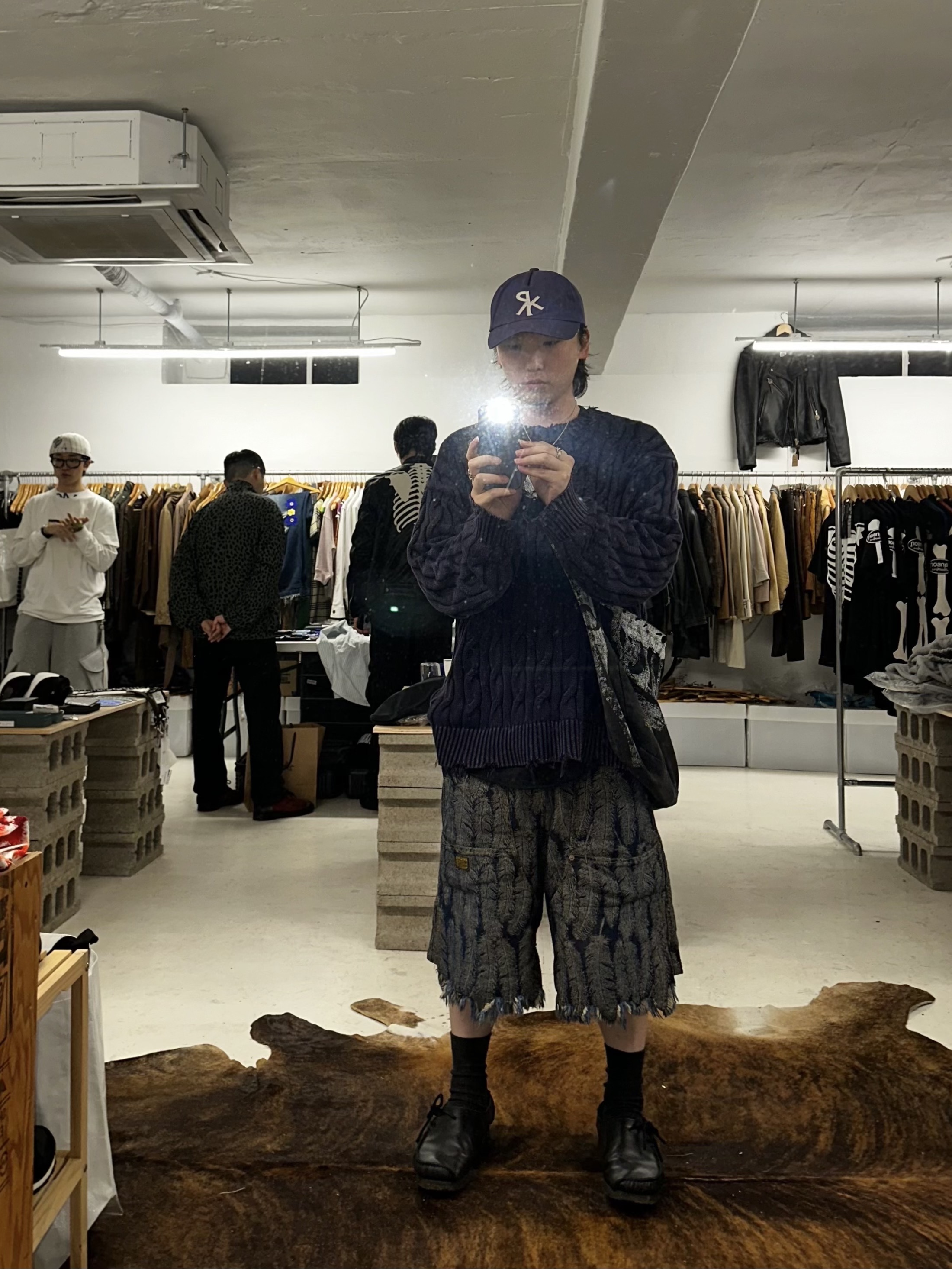 Kapital 12 oz. Magpie Denim W Knee Easy Shorts Dark Indigo, Kapital 14 oz. Denim Bone Print Book Bag Black 착용 스타일
