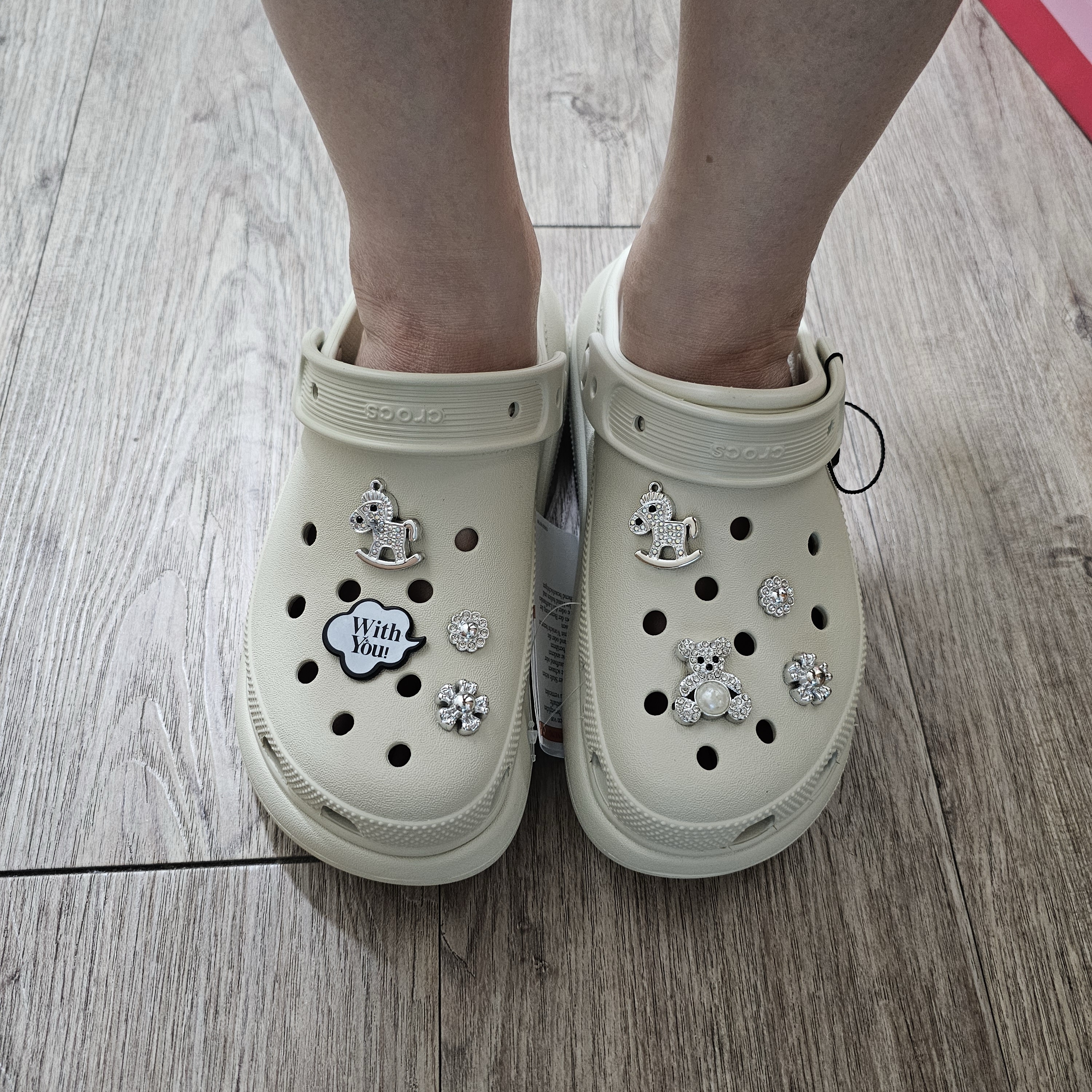 Crocs Classic Crush Clog Bone 착용 스타일