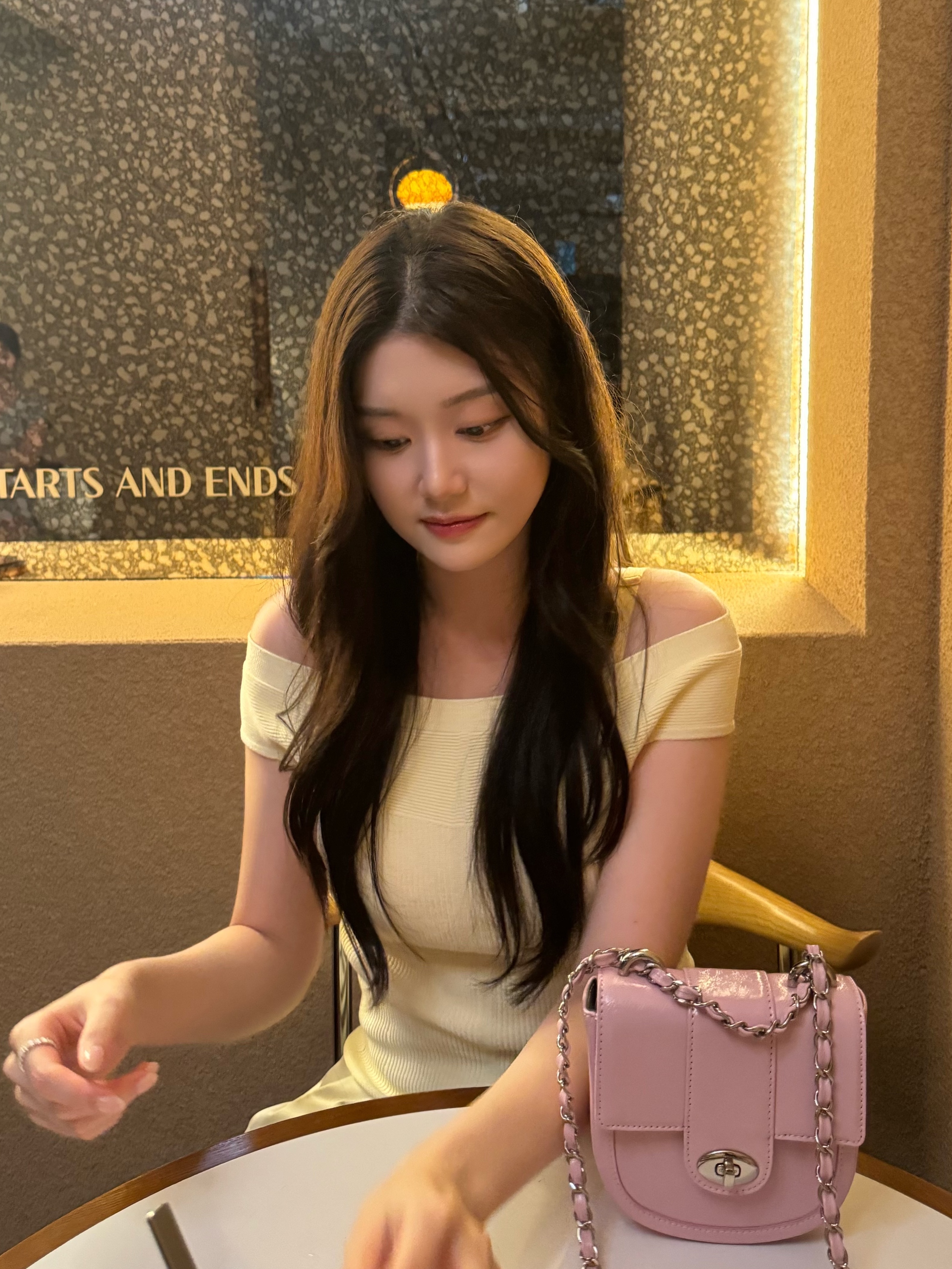 Cardinal Red Munk Bag Pink 착용 스타일 - 2