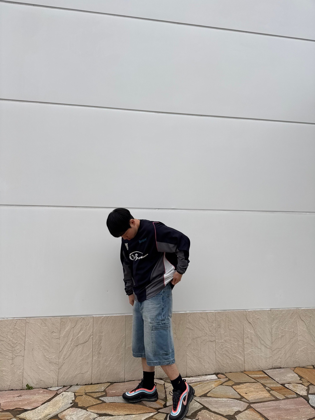 Dada x Better Gift Shop Football Jersey Black, Uniqlo UT x Kaws Short Sleeve Graphic T-Shirt Black 착용 스타일 - 1