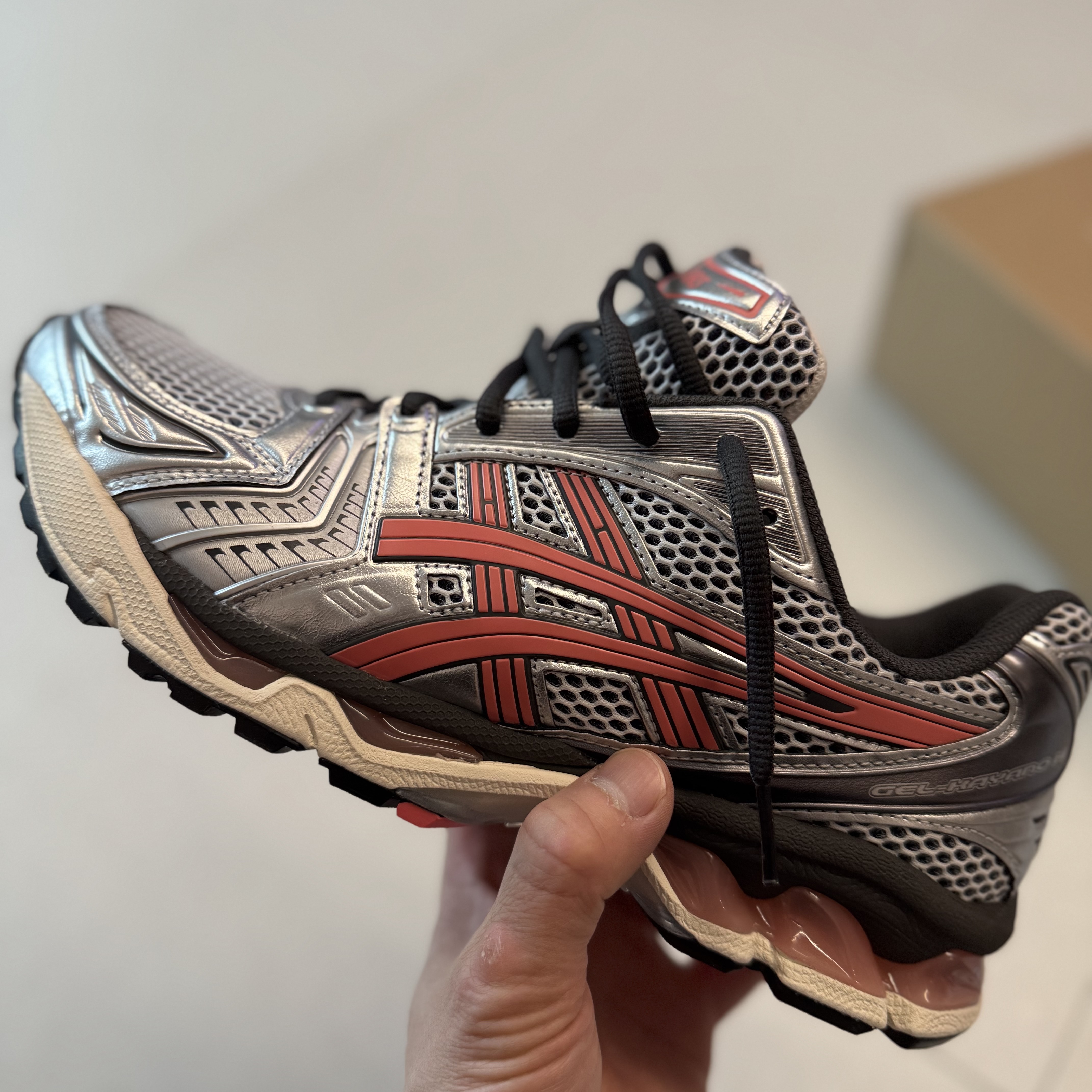 Asics Gel-Kayano 14 White Papaya 착용 스타일 - 2
