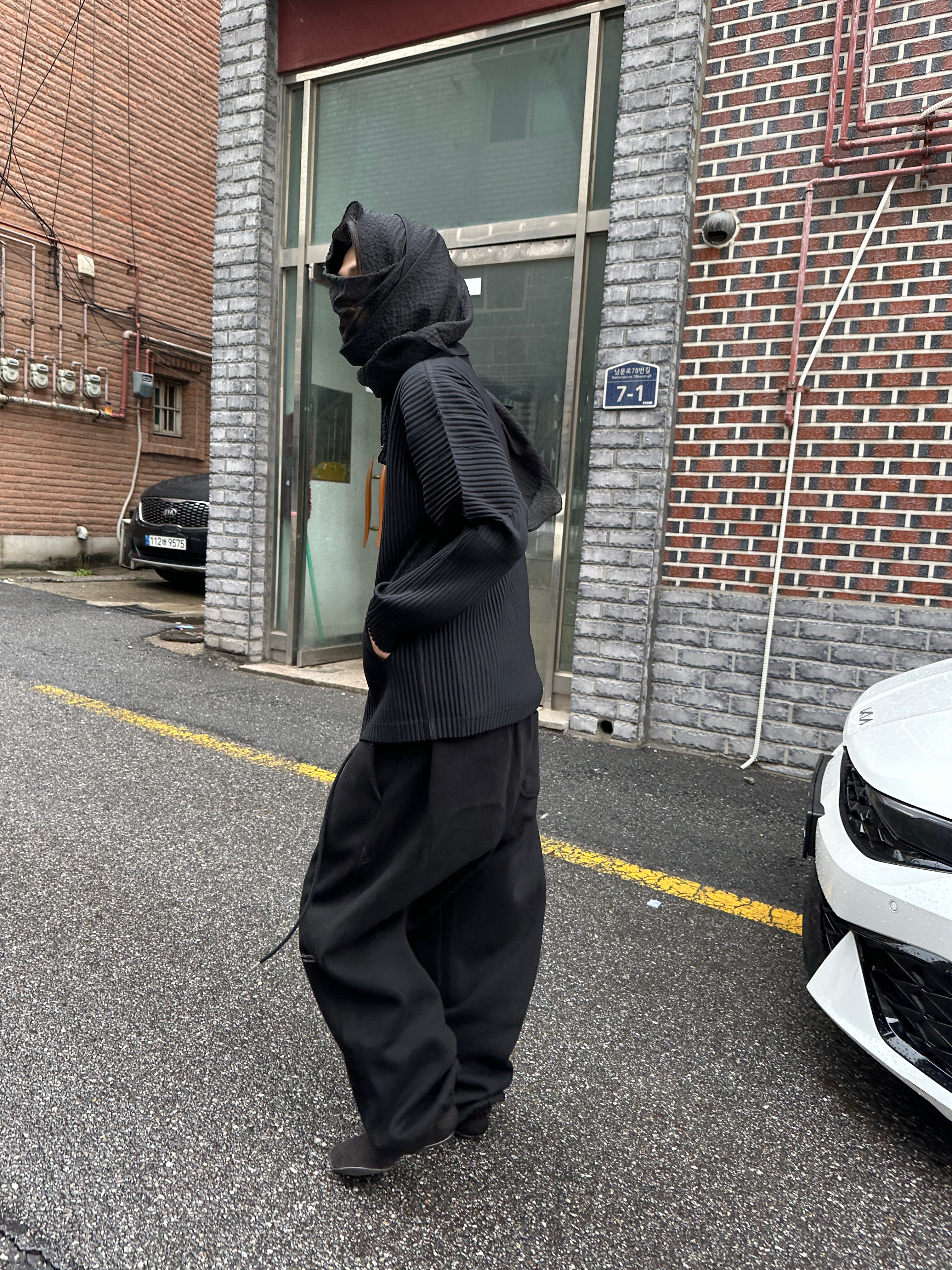 Undermycar Mu.03 Anti Fxxking Logo Play Oversized Sweat Jogger Black, Homme Plisse Issey Miyake Basics Zip Up Jacket Black 착용 스타일 - 3