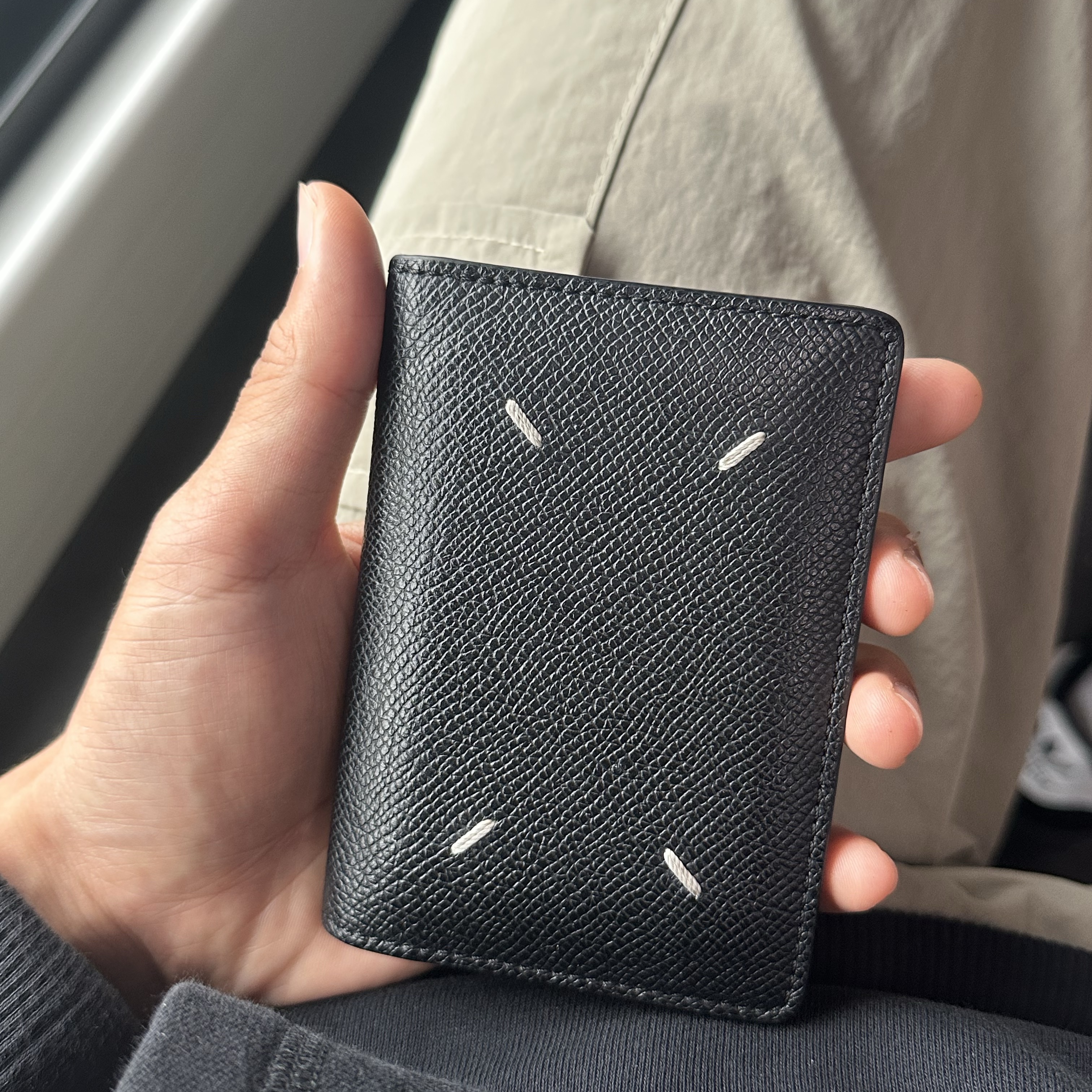 Maison Margiela Leather Bi-Fold Card Holder Black 착용 스타일